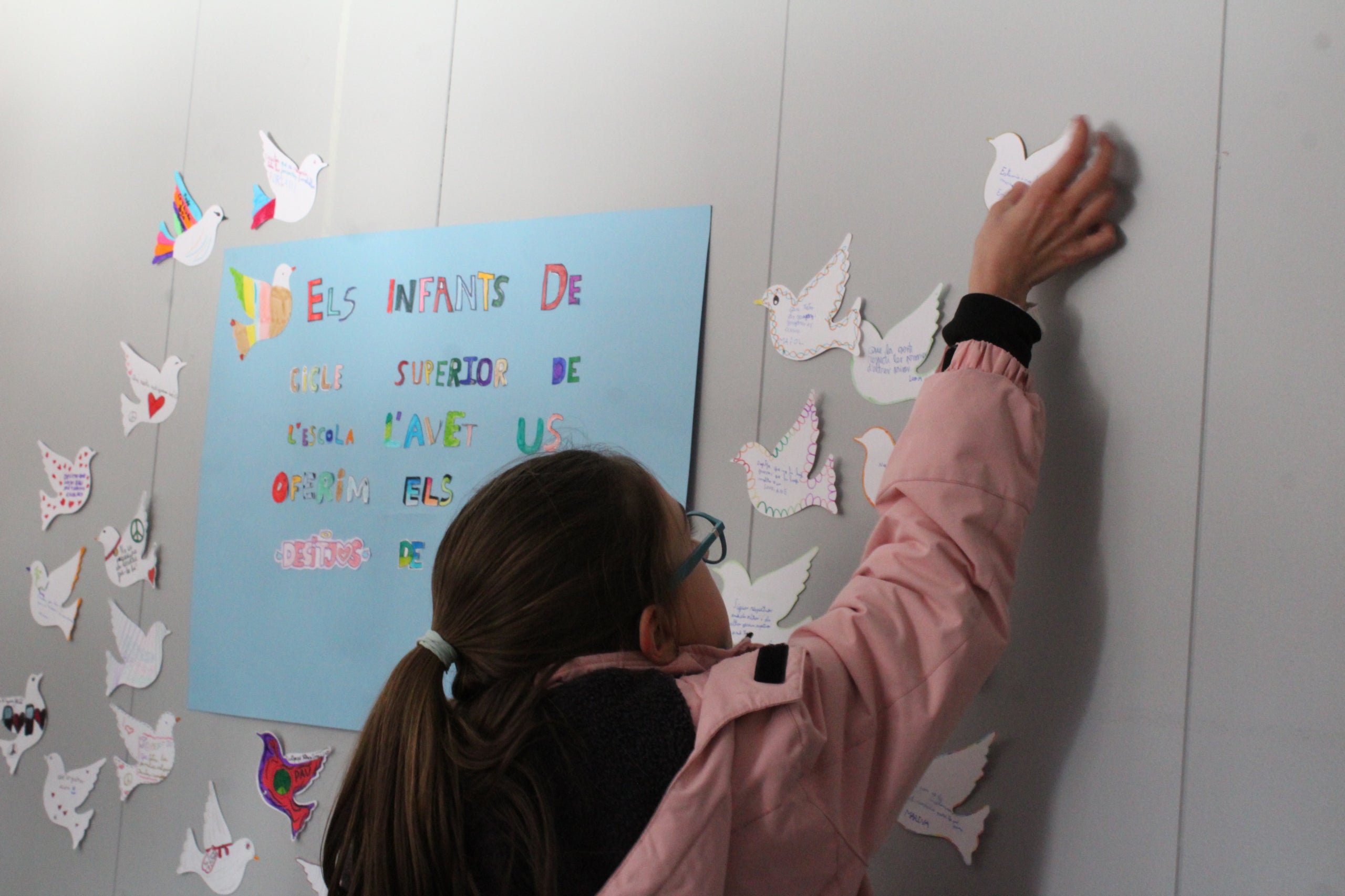 MútuaTerrassa ha estat un dels escenaris de l’acte de commemoració del Dia Escolar de la No-Violència i la Pau (DENIP). Els alumnes de Cicle Superior de l’escola L’Avet han estat al vestíbul de l’HUMT per reivindicar un món millor mitjançant l’entrega de missatges i desitjos en forma de coloms de la pau simbòlics. Els missatges romandran penjats a les parets amb el propòsit que puguin ser amplificats i arribin a tota la població. El lliurament d’aquestes reflexions es durà a terme paral·lelament en diferents llocs emblemàtics de la ciutat, com l’Ajuntament, el Club Natació Terrassa o llars d’avis, entre altres espais.