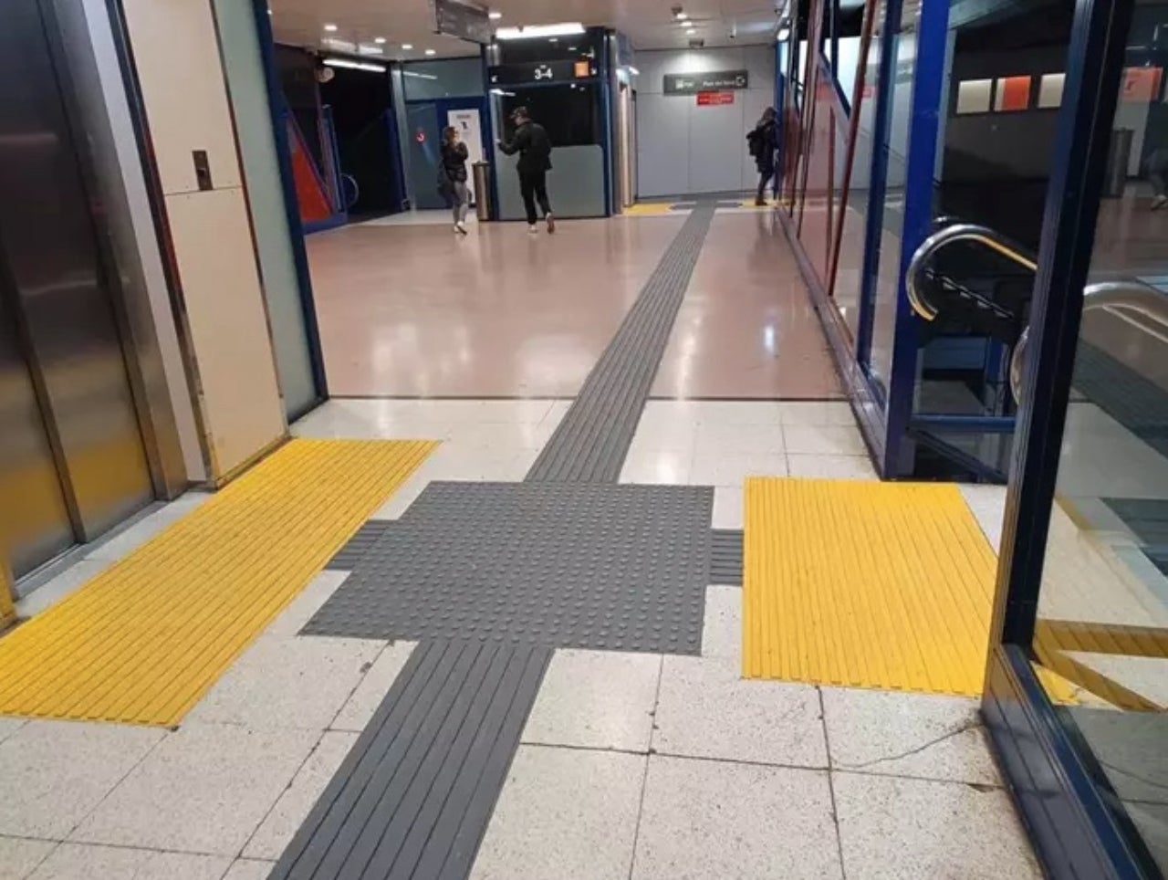 Nou paviment i senyalització a l'estació del Nord de Terrassa | Renfe