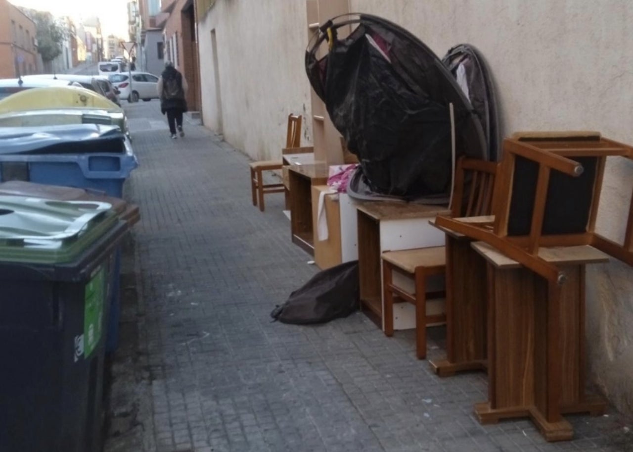 El carrer Ramon Llull, a Ca n'Aurell, un dels punts negres d'acumulació de deixalles | CGT
