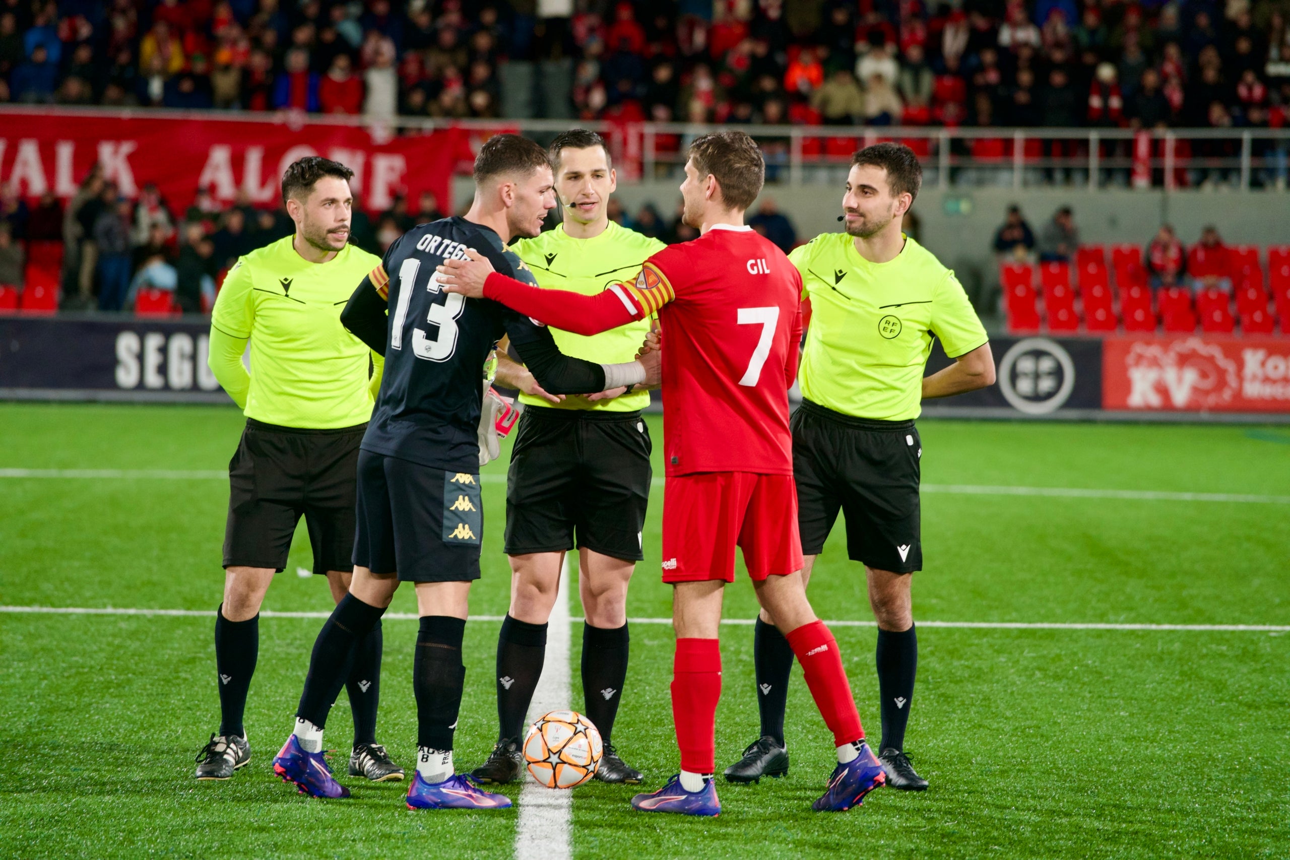Els capitans Gil Muntadas i José Ortega saludant-se a l'inici del partit entre el Terrassa FC i el CE Sabadell | Mireia Comas