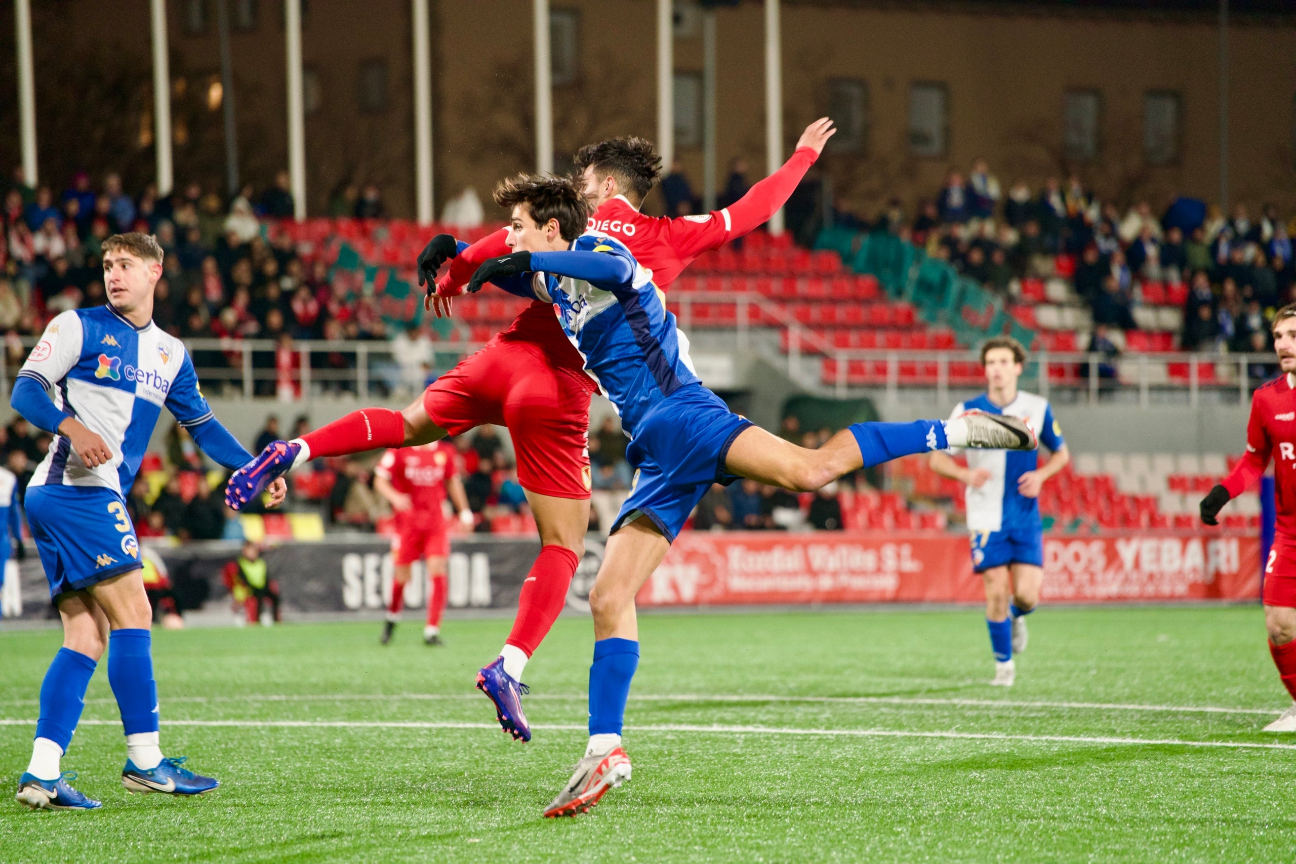 Jugada del partit de Copa Catalunya entre el Terrassa FC i el CE Sabadell | Mireia Comas