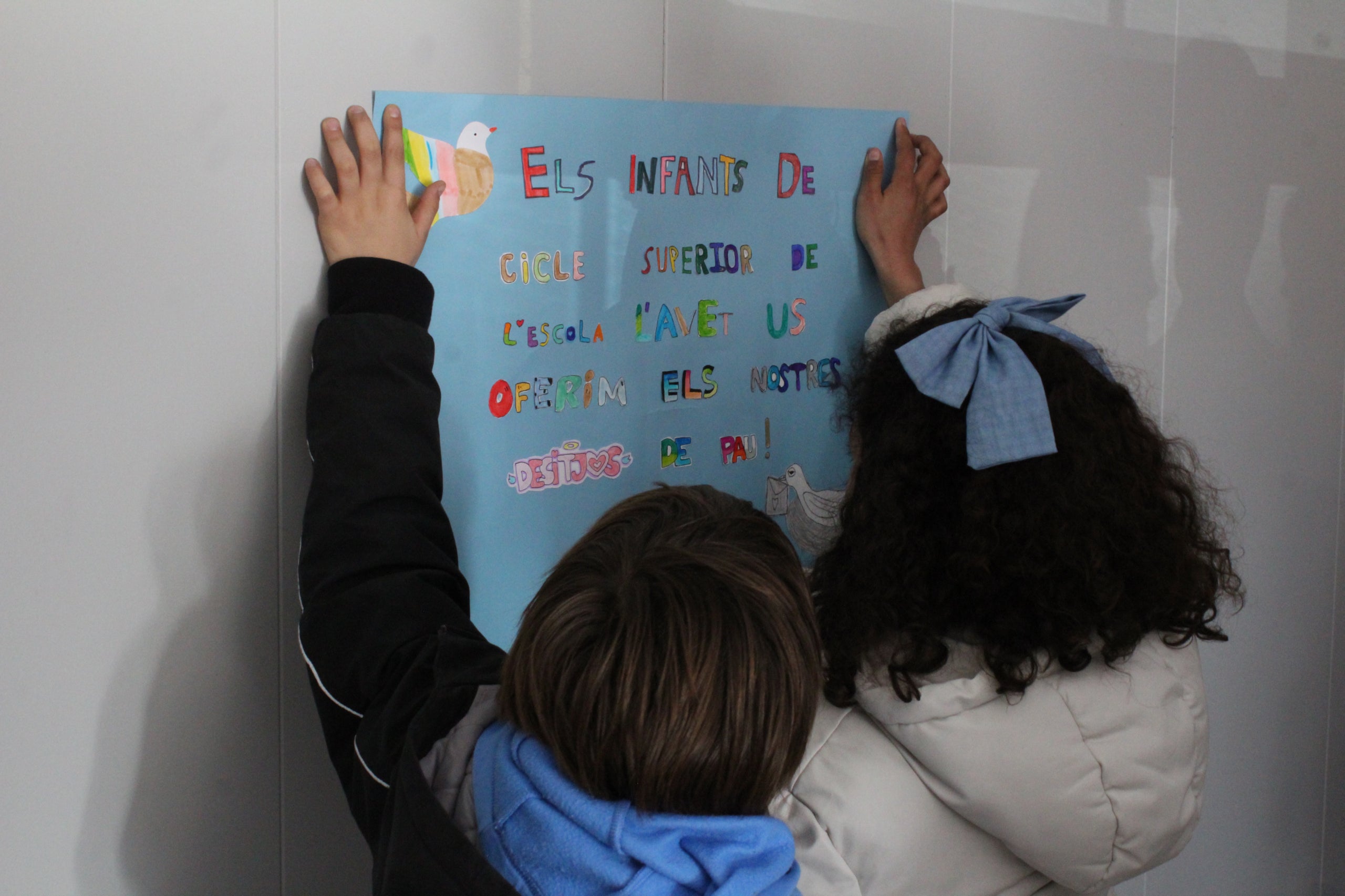 MútuaTerrassa ha estat un dels escenaris de l’acte de commemoració del Dia Escolar de la No-Violència i la Pau (DENIP). Els alumnes de Cicle Superior de l’escola L’Avet han estat al vestíbul de l’HUMT per reivindicar un món millor mitjançant l’entrega de missatges i desitjos en forma de coloms de la pau simbòlics. Els missatges romandran penjats a les parets amb el propòsit que puguin ser amplificats i arribin a tota la població. El lliurament d’aquestes reflexions es durà a terme paral·lelament en diferents llocs emblemàtics de la ciutat, com l’Ajuntament, el Club Natació Terrassa o llars d’avis, entre altres espais.