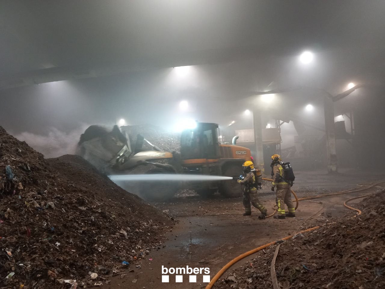 Actuació dels Bombers per un incendi al CTR de Vacarisses | Bombers