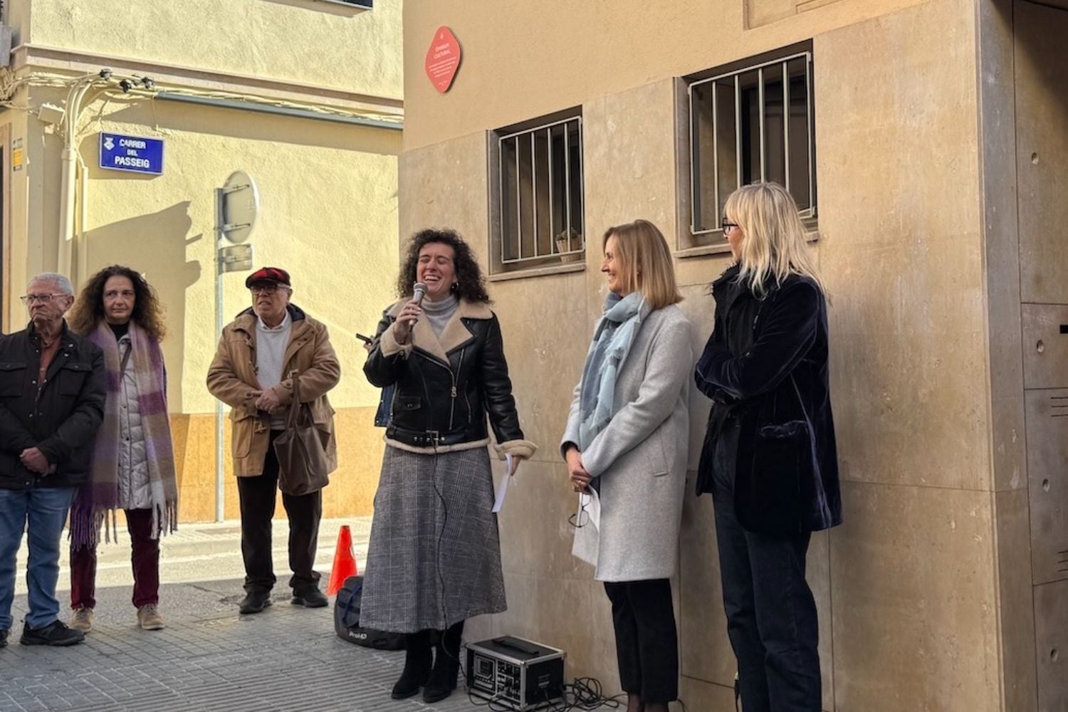 Col·locació de la placa commemorativa a la primera seu territorial d'Òmnium Cultural a Terrassa | Ajuntament de Terrassa