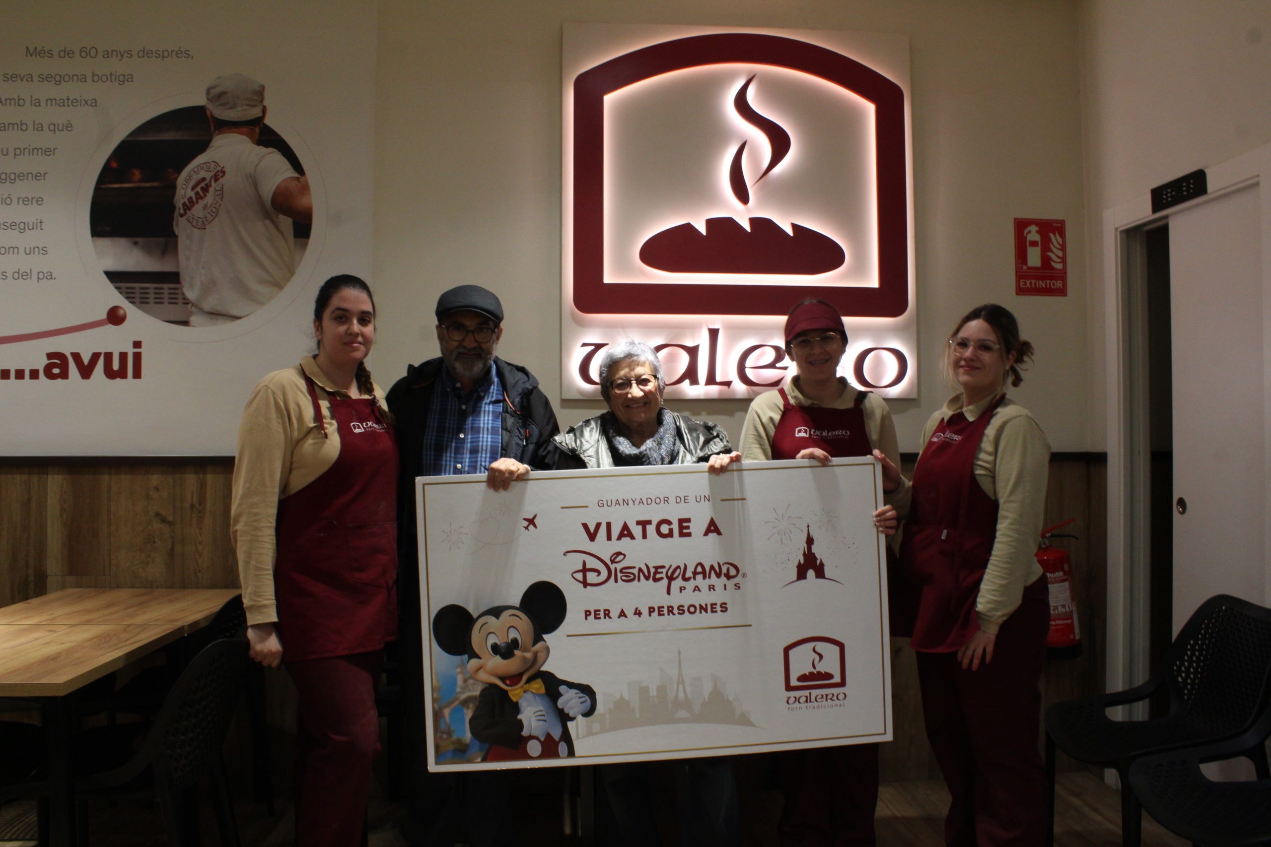 El forn Valero sorteja 2 viatges a Disneyland amb els seus tortells de reis | Lucía Rivera