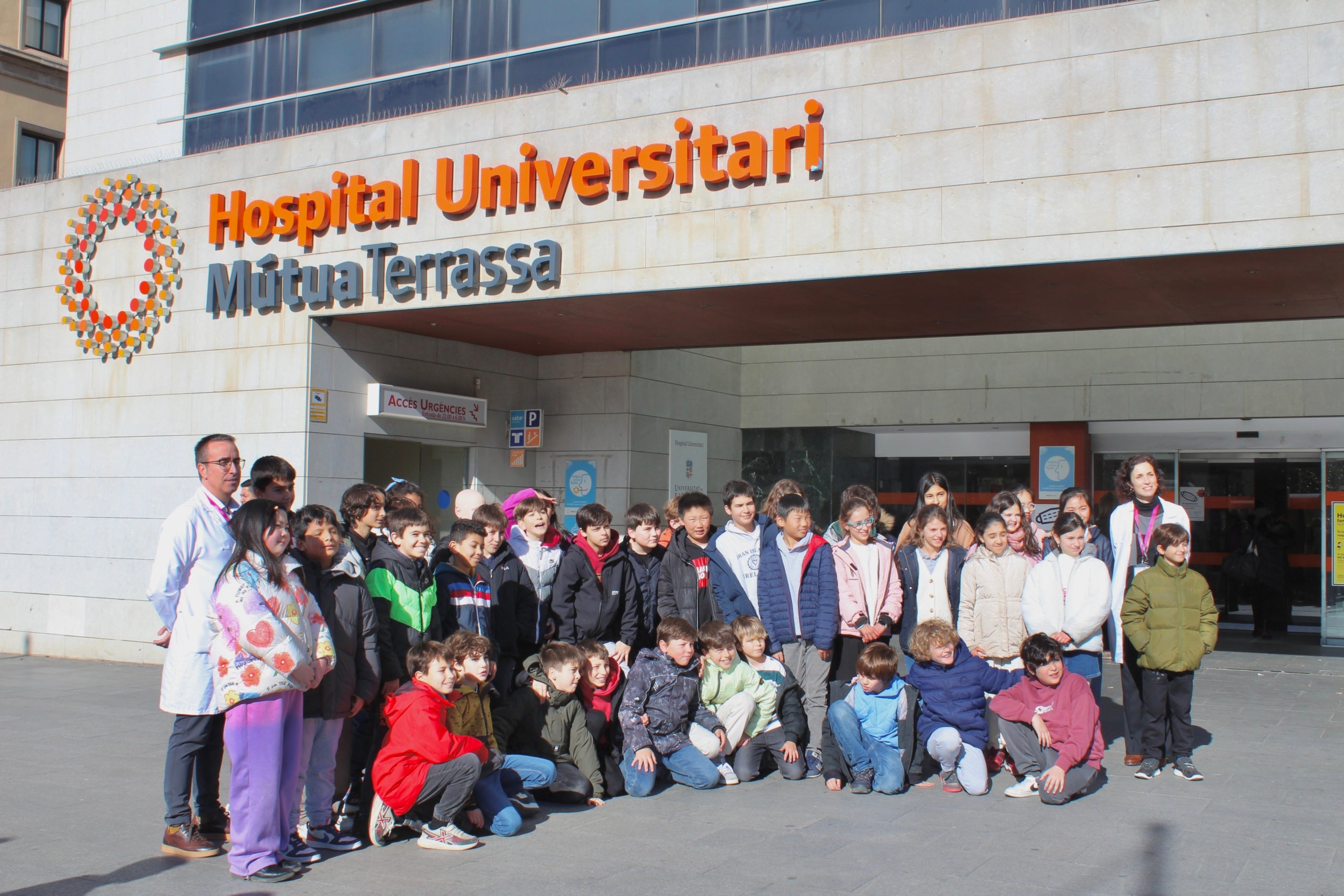 MútuaTerrassa ha estat un dels escenaris de l’acte de commemoració del Dia Escolar de la No-Violència i la Pau (DENIP). Els alumnes de Cicle Superior de l’escola L’Avet han estat al vestíbul de l’HUMT per reivindicar un món millor mitjançant l’entrega de missatges i desitjos en forma de coloms de la pau simbòlics. Els missatges romandran penjats a les parets amb el propòsit que puguin ser amplificats i arribin a tota la població. El lliurament d’aquestes reflexions es durà a terme paral·lelament en diferents llocs emblemàtics de la ciutat, com l’Ajuntament, el Club Natació Terrassa o llars d’avis, entre altres espais.