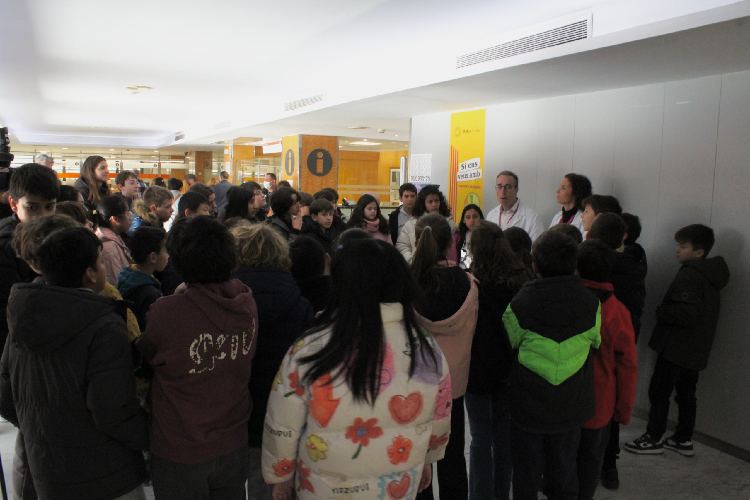MútuaTerrassa ha estat un dels escenaris de l’acte de commemoració del Dia Escolar de la No-Violència i la Pau (DENIP). Els alumnes de Cicle Superior de l’escola L’Avet han estat al vestíbul de l’HUMT per reivindicar un món millor mitjançant l’entrega de missatges i desitjos en forma de coloms de la pau simbòlics. Els missatges romandran penjats a les parets amb el propòsit que puguin ser amplificats i arribin a tota la població. El lliurament d’aquestes reflexions es durà a terme paral·lelament en diferents llocs emblemàtics de la ciutat, com l’Ajuntament, el Club Natació Terrassa o llars d’avis, entre altres espais.