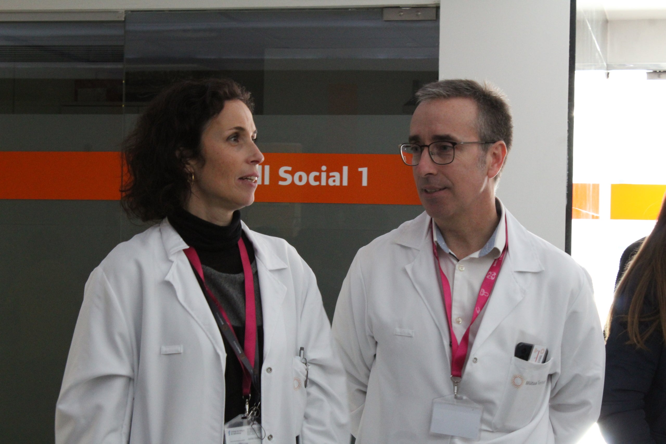 MútuaTerrassa ha estat un dels escenaris de l’acte de commemoració del Dia Escolar de la No-Violència i la Pau (DENIP). Els alumnes de Cicle Superior de l’escola L’Avet han estat al vestíbul de l’HUMT per reivindicar un món millor mitjançant l’entrega de missatges i desitjos en forma de coloms de la pau simbòlics. Els missatges romandran penjats a les parets amb el propòsit que puguin ser amplificats i arribin a tota la població. El lliurament d’aquestes reflexions es durà a terme paral·lelament en diferents llocs emblemàtics de la ciutat, com l’Ajuntament, el Club Natació Terrassa o llars d’avis, entre altres espais.