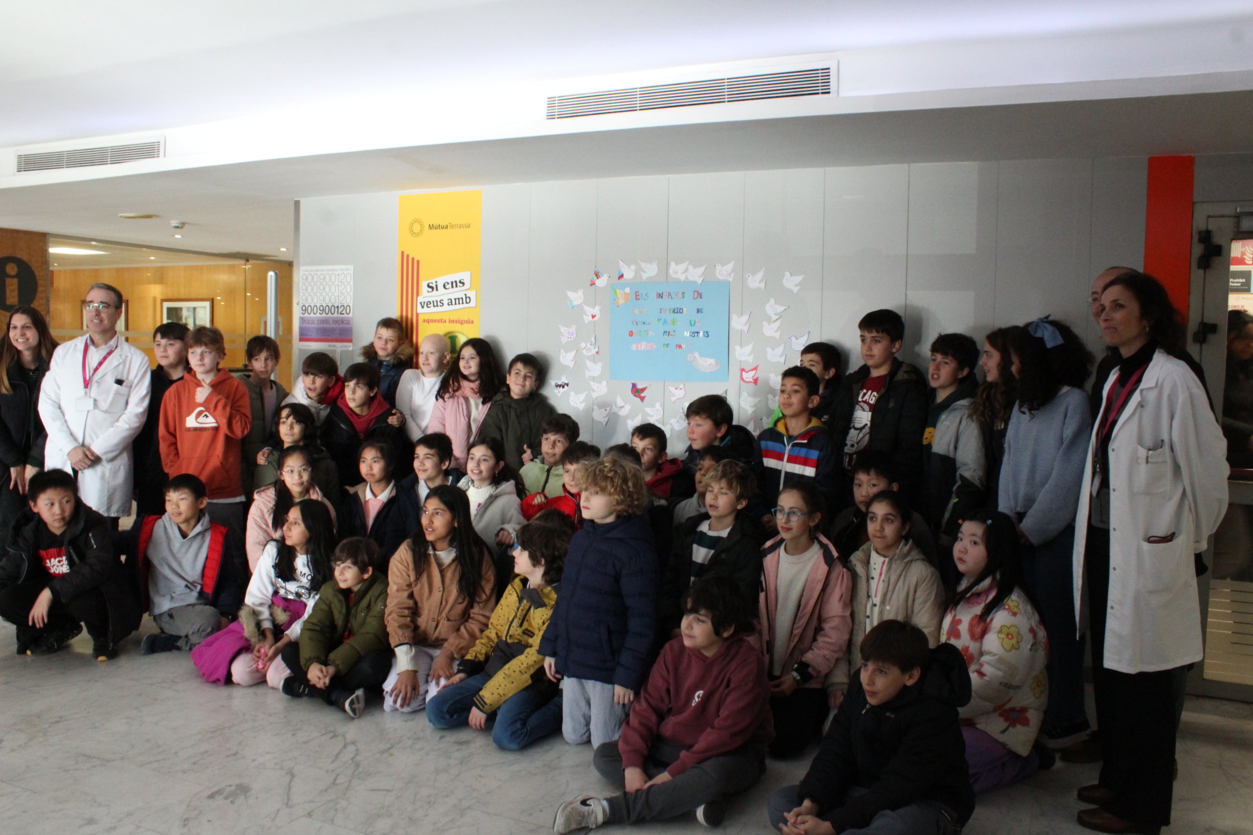 MútuaTerrassa ha estat un dels escenaris de l’acte de commemoració del Dia Escolar de la No-Violència i la Pau (DENIP). Els alumnes de Cicle Superior de l’escola L’Avet han estat al vestíbul de l’HUMT per reivindicar un món millor mitjançant l’entrega de missatges i desitjos en forma de coloms de la pau simbòlics. Els missatges romandran penjats a les parets amb el propòsit que puguin ser amplificats i arribin a tota la població. El lliurament d’aquestes reflexions es durà a terme paral·lelament en diferents llocs emblemàtics de la ciutat, com l’Ajuntament, el Club Natació Terrassa o llars d’avis, entre altres espais.