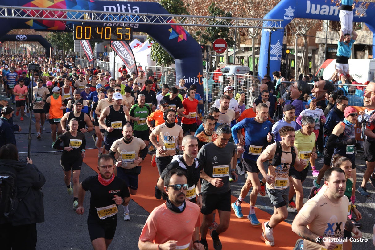 Aquest diumenge, 26 de gener, ha tingut la 25a edició de la Mitja Marató Internacional de Terrassa. La competició ha comptat amb la participació d'uns 3.500 corredors, entre la cursa llarga (21km) i la Santi Centelles (5km). Els guanyadors de la Mitjà Marató han estat Mikiyas Barega i Kiros Muaz, amb un temps d'1:02:18 i 1:14:06, respectivament. | Cristóbal Castro