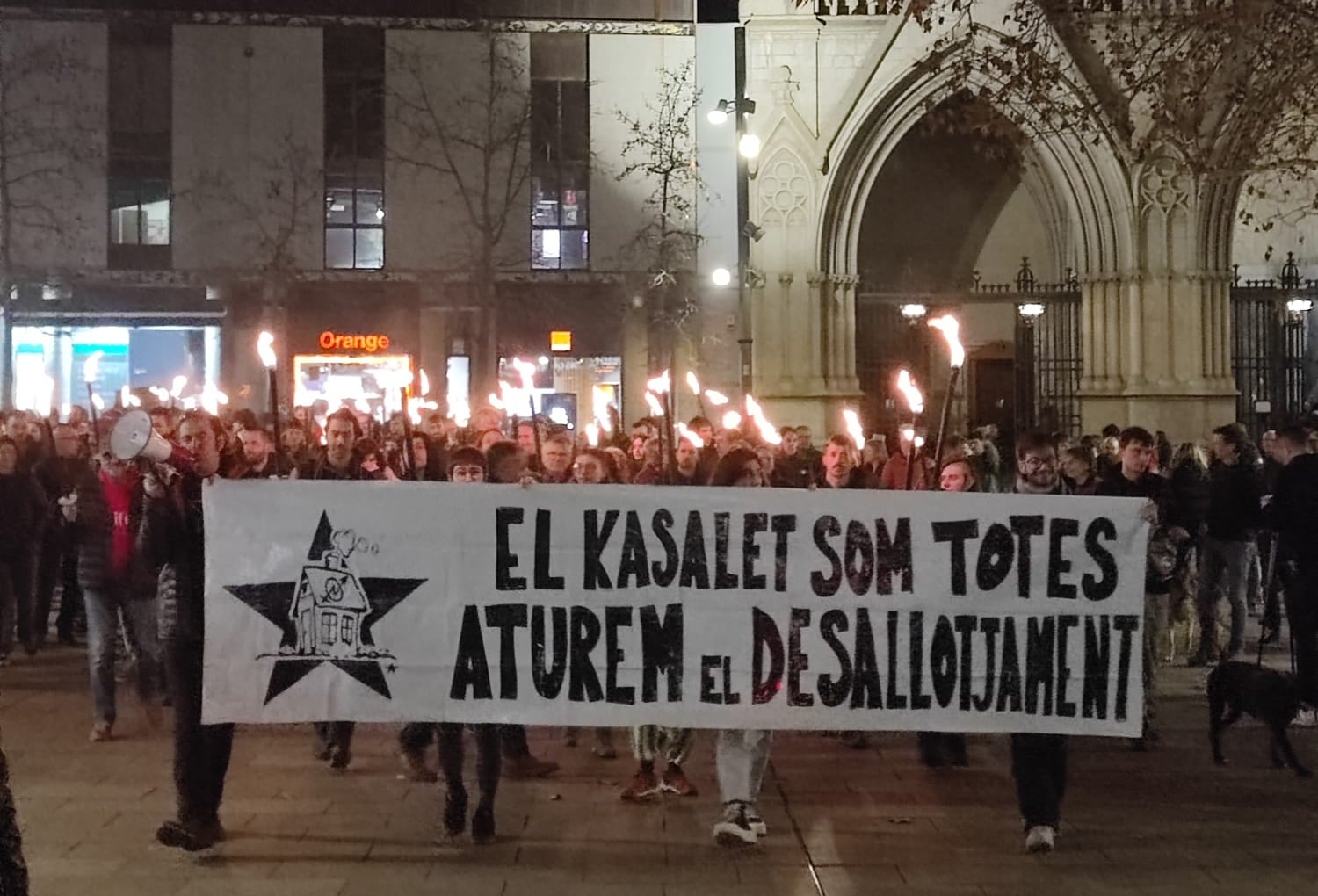 Manifestació pels carrers de Terrassa contra el desallotjament del Kalitxet | Kasalet