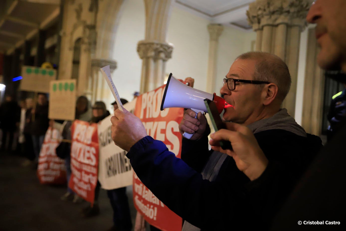 Aquest divendres, 24 de gener, els veïns dels carrers de Galileu i Arquimedes han tornat a tallar els carrers per manifestar-se en contra del trànsit massiu de vehicles per aquests vials. L'acte de protesta, iniciat a les 19:00 hores des del carrer de Galileu, ha finalitzat a la porta de l'Ajuntament de Terrassa | Cristóbal Castro