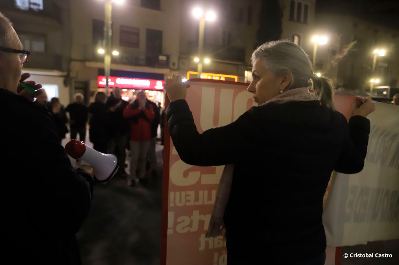 Aquest divendres, 24 de gener, els veïns dels carrers de Galileu i Arquimedes han tornat a tallar els carrers per manifestar-se en contra del trànsit massiu de vehicles per aquests vials. L'acte de protesta, iniciat a les 19:00 hores des del carrer de Galileu, ha finalitzat a la porta de l'Ajuntament de Terrassa | Cristóbal Castro