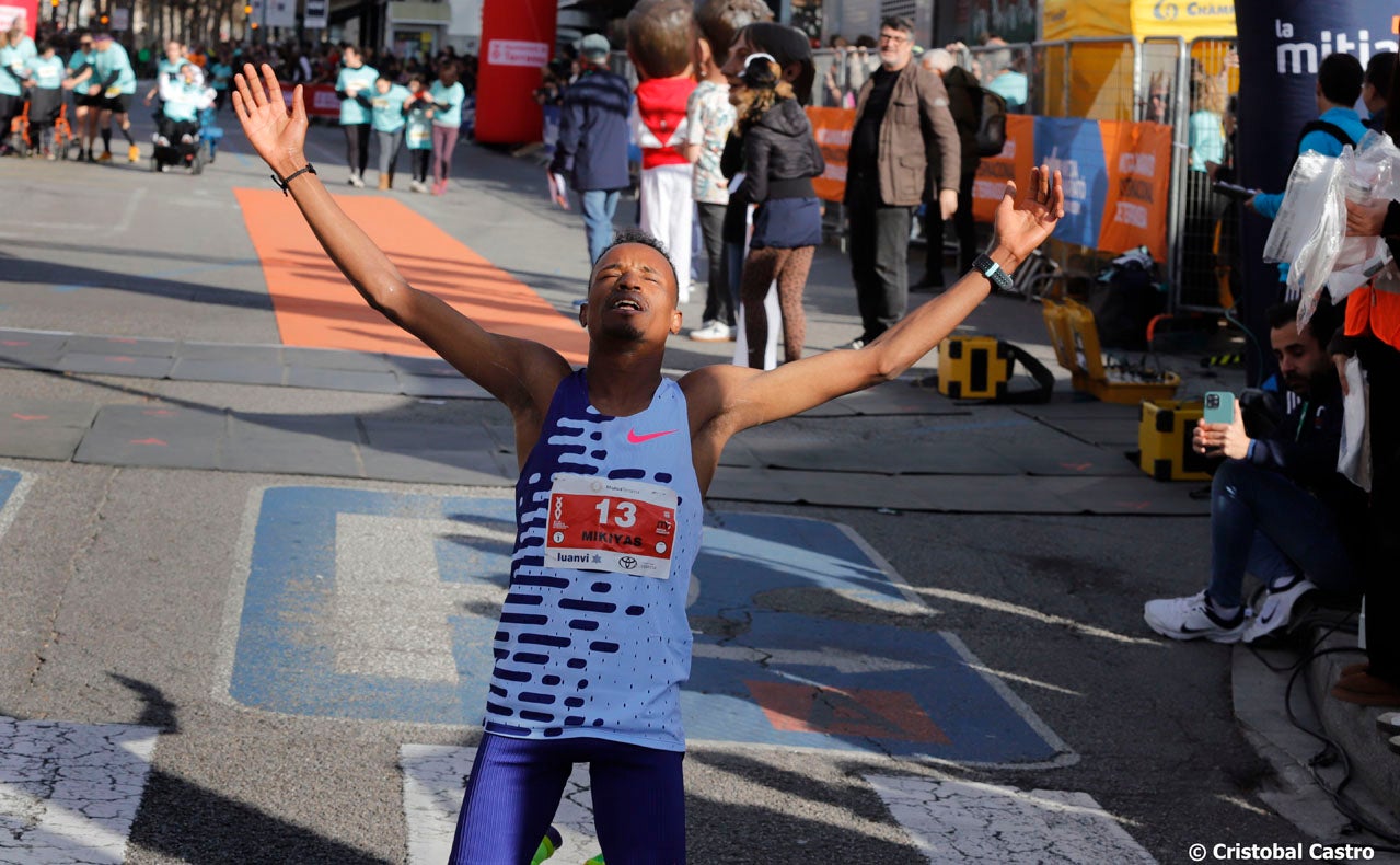 Aquest diumenge, 26 de gener, ha tingut la 25a edició de la Mitja Marató Internacional de Terrassa. La competició ha comptat amb la participació d'uns 3.500 corredors, entre la cursa llarga (21km) i la Santi Centelles (5km). Els guanyadors de la Mitjà Marató han estat Mikiyas Barega i Kiros Muaz, amb un temps d'1:02:18 i 1:14:06, respectivament. | Cristóbal Castro