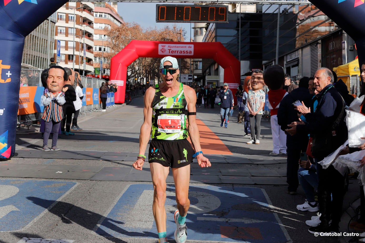Aquest diumenge, 26 de gener, ha tingut la 25a edició de la Mitja Marató Internacional de Terrassa. La competició ha comptat amb la participació d'uns 3.500 corredors, entre la cursa llarga (21km) i la Santi Centelles (5km). Els guanyadors de la Mitjà Marató han estat Mikiyas Barega i Kiros Muaz, amb un temps d'1:02:18 i 1:14:06, respectivament. | Cristóbal Castro