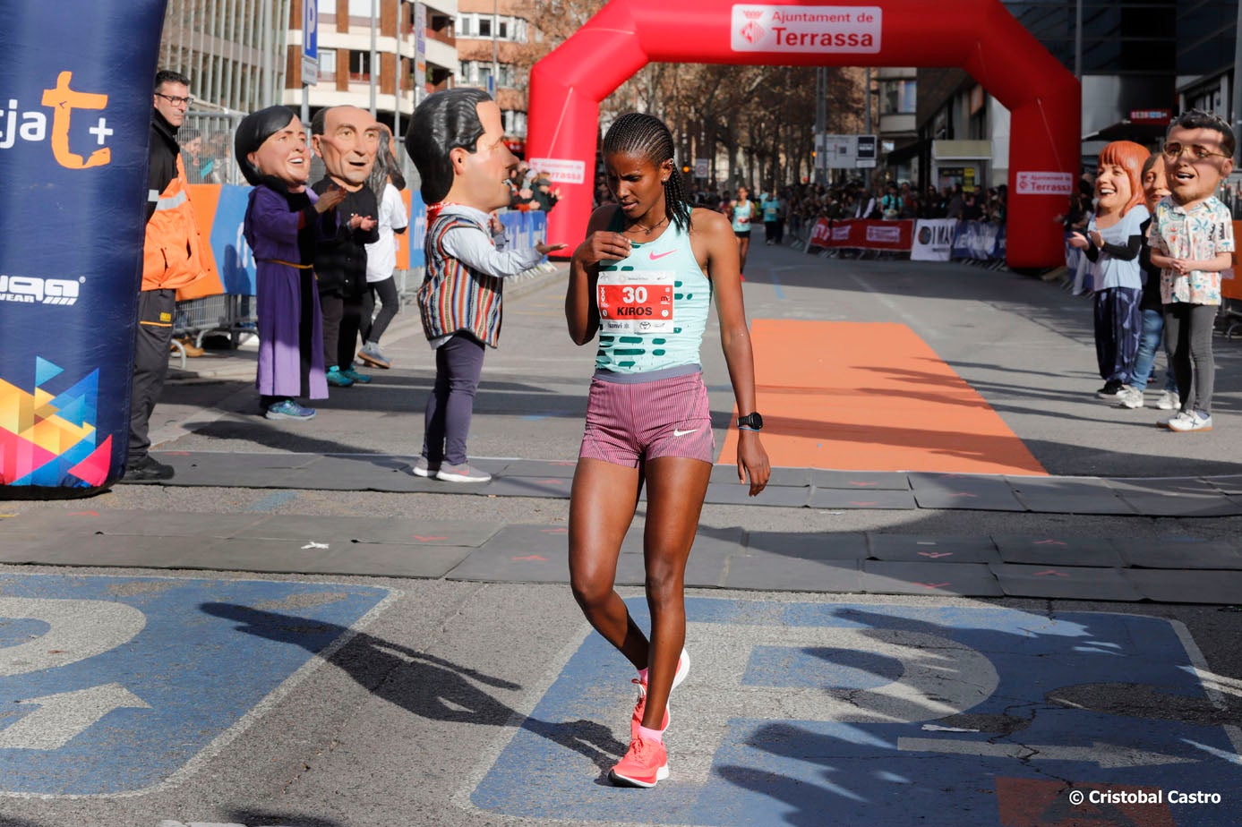 Aquest diumenge, 26 de gener, ha tingut la 25a edició de la Mitja Marató Internacional de Terrassa. La competició ha comptat amb la participació d'uns 3.500 corredors, entre la cursa llarga (21km) i la Santi Centelles (5km). Els guanyadors de la Mitjà Marató han estat Mikiyas Barega i Kiros Muaz, amb un temps d'1:02:18 i 1:14:06, respectivament. | Cristóbal Castro