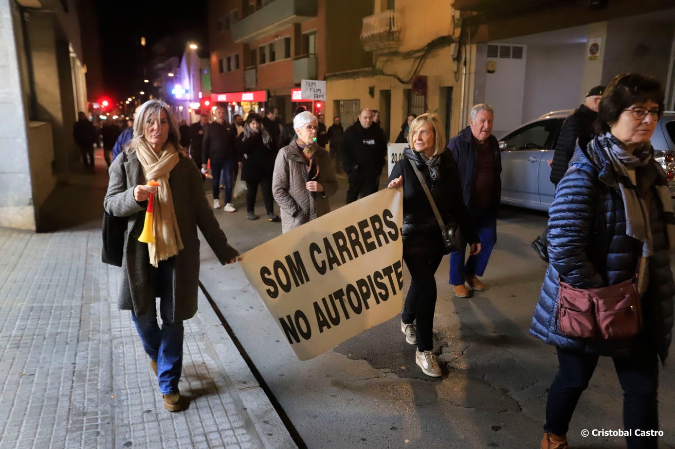 Aquest divendres, 24 de gener, els veïns dels carrers de Galileu i Arquimedes han tornat a tallar els carrers per manifestar-se en contra del trànsit massiu de vehicles per aquests vials. L'acte de protesta, iniciat a les 19:00 hores des del carrer de Galileu, ha finalitzat a la porta de l'Ajuntament de Terrassa | Cristóbal Castro