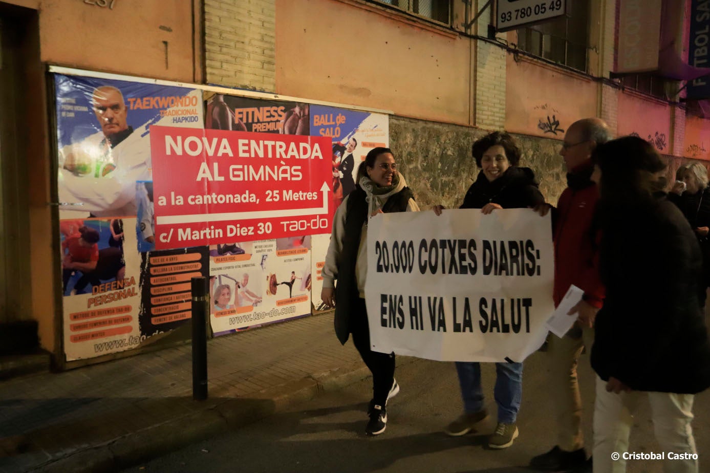 Aquest divendres, 24 de gener, els veïns dels carrers de Galileu i Arquimedes han tornat a tallar els carrers per manifestar-se en contra del trànsit massiu de vehicles per aquests vials. L'acte de protesta, iniciat a les 19:00 hores des del carrer de Galileu, ha finalitzat a la porta de l'Ajuntament de Terrassa | Cristóbal Castro