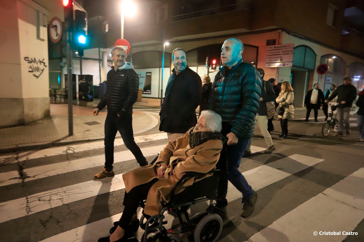 Aquest divendres, 24 de gener, els veïns dels carrers de Galileu i Arquimedes han tornat a tallar els carrers per manifestar-se en contra del trànsit massiu de vehicles per aquests vials. L'acte de protesta, iniciat a les 19:00 hores des del carrer de Galileu, ha finalitzat a la porta de l'Ajuntament de Terrassa | Cristóbal Castro