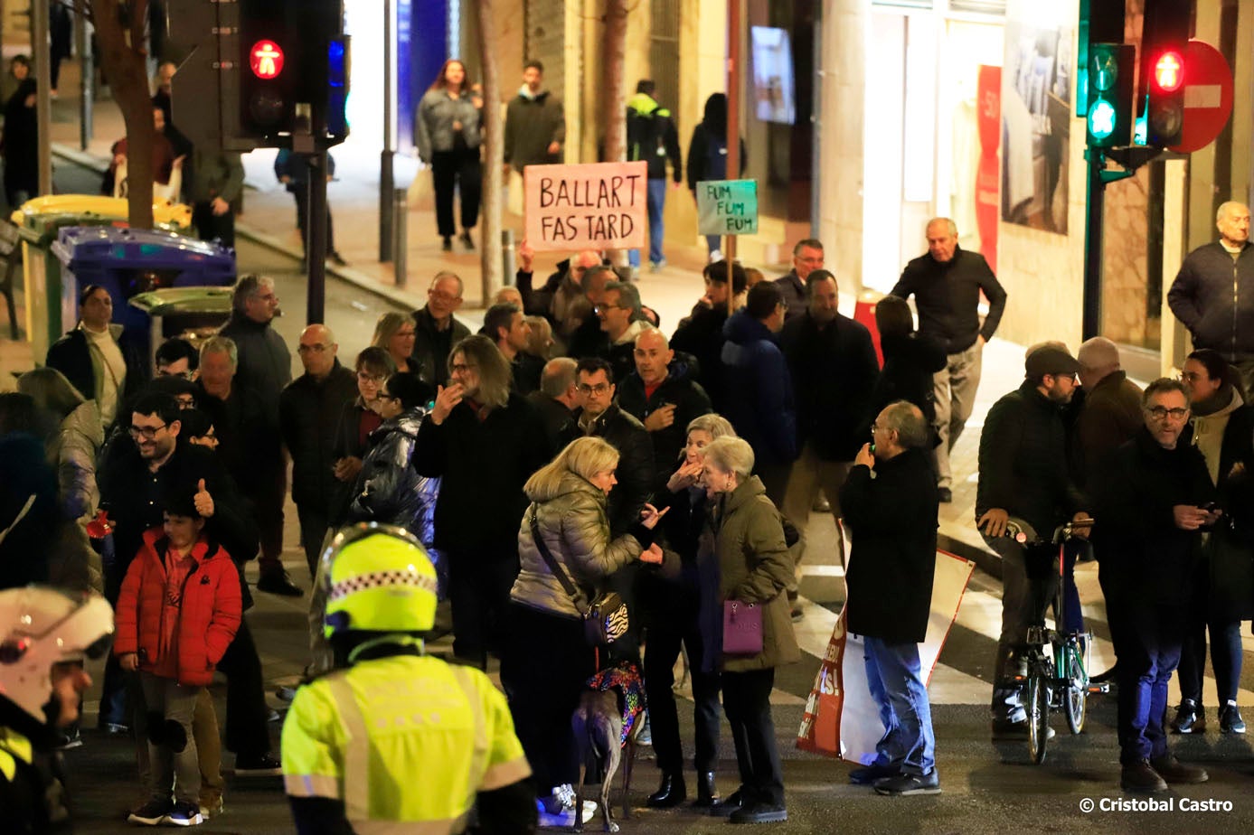 Aquest divendres, 24 de gener, els veïns dels carrers de Galileu i Arquimedes han tornat a tallar els carrers per manifestar-se en contra del trànsit massiu de vehicles per aquests vials. L'acte de protesta, iniciat a les 19:00 hores des del carrer de Galileu, ha finalitzat a la porta de l'Ajuntament de Terrassa | Cristóbal Castro
