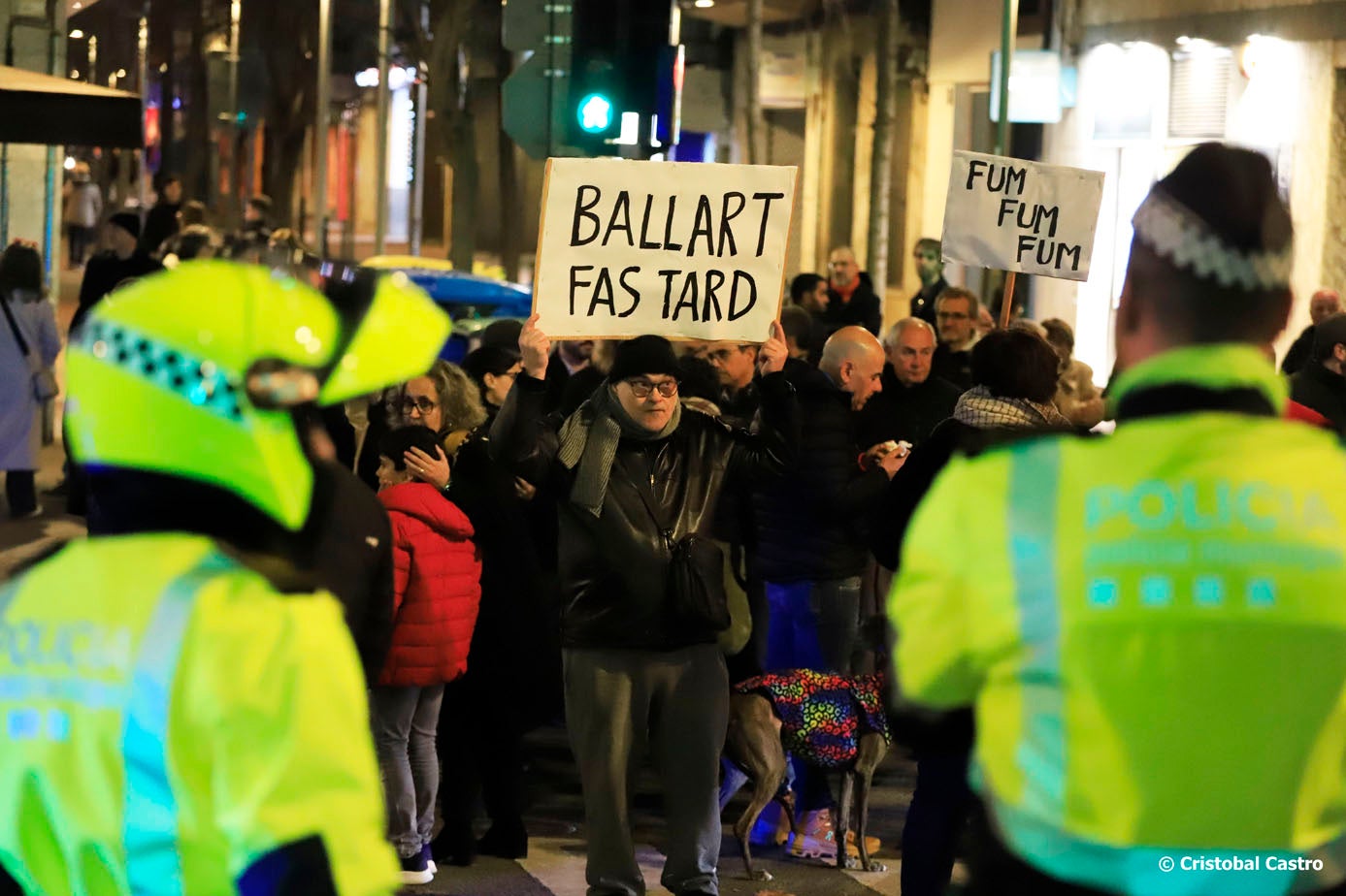 Aquest divendres, 24 de gener, els veïns dels carrers de Galileu i Arquimedes han tornat a tallar els carrers per manifestar-se en contra del trànsit massiu de vehicles per aquests vials. L'acte de protesta, iniciat a les 19:00 hores des del carrer de Galileu, ha finalitzat a la porta de l'Ajuntament de Terrassa | Cristóbal Castro