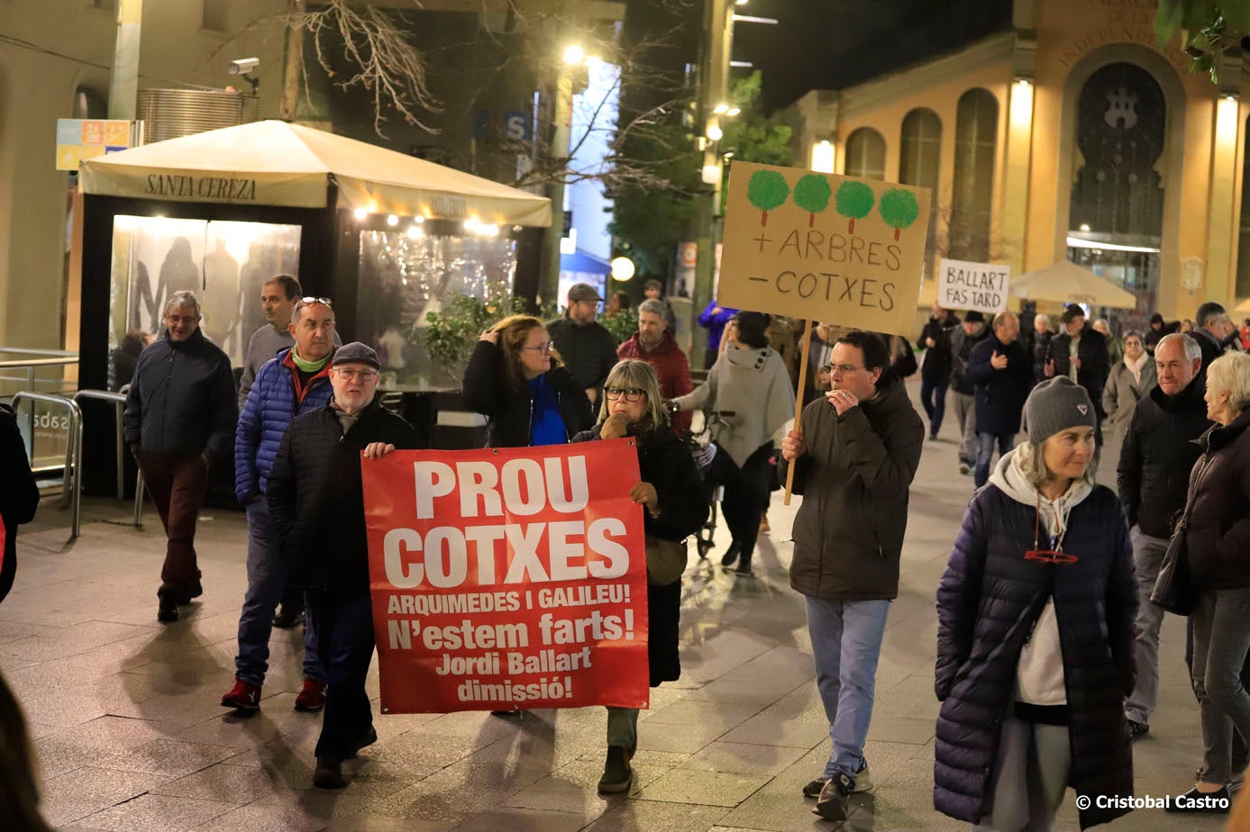Aquest divendres, 24 de gener, els veïns dels carrers de Galileu i Arquimedes han tornat a tallar els carrers per manifestar-se en contra del trànsit massiu de vehicles per aquests vials. L'acte de protesta, iniciat a les 19:00 hores des del carrer de Galileu, ha finalitzat a la porta de l'Ajuntament de Terrassa | Cristóbal Castro