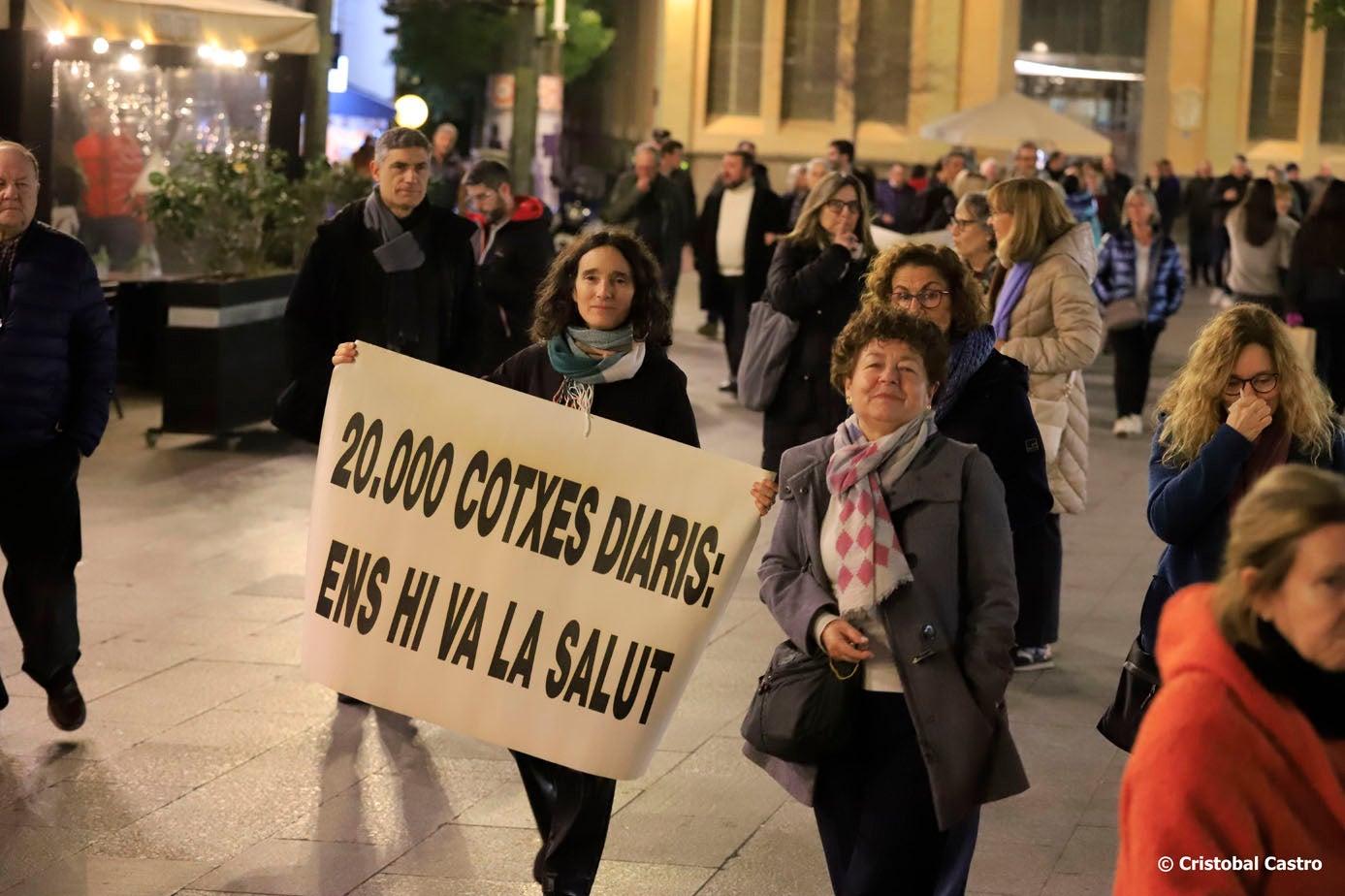Aquest divendres, 24 de gener, els veïns dels carrers de Galileu i Arquimedes han tornat a tallar els carrers per manifestar-se en contra del trànsit massiu de vehicles per aquests vials. L'acte de protesta, iniciat a les 19:00 hores des del carrer de Galileu, ha finalitzat a la porta de l'Ajuntament de Terrassa | Cristóbal Castro