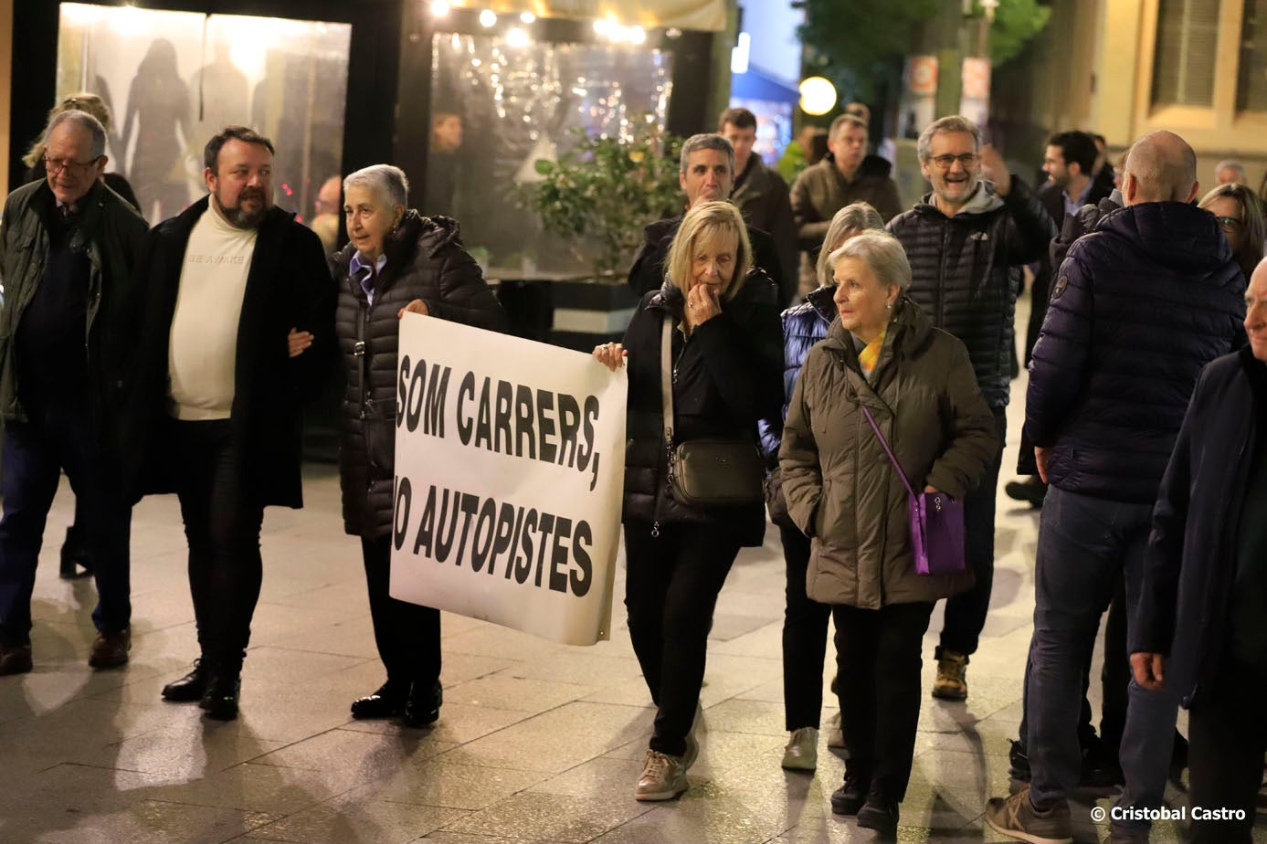 Aquest divendres, 24 de gener, els veïns dels carrers de Galileu i Arquimedes han tornat a tallar els carrers per manifestar-se en contra del trànsit massiu de vehicles per aquests vials. L'acte de protesta, iniciat a les 19:00 hores des del carrer de Galileu, ha finalitzat a la porta de l'Ajuntament de Terrassa | Cristóbal Castro