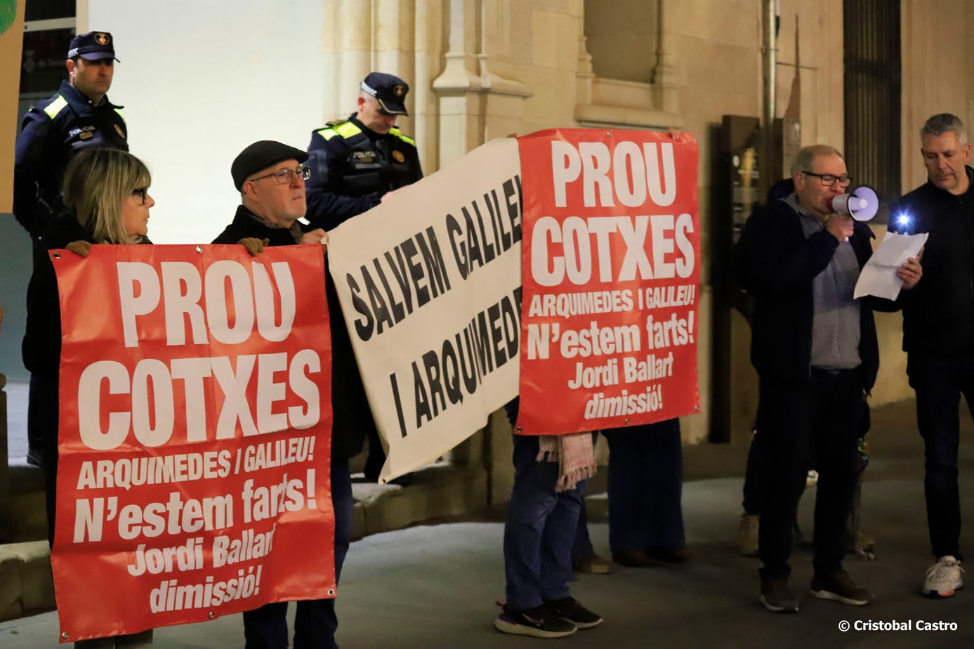 Aquest divendres, 24 de gener, els veïns dels carrers de Galileu i Arquimedes han tornat a tallar els carrers per manifestar-se en contra del trànsit massiu de vehicles per aquests vials. L'acte de protesta, iniciat a les 19:00 hores des del carrer de Galileu, ha finalitzat a la porta de l'Ajuntament de Terrassa | Cristóbal Castro