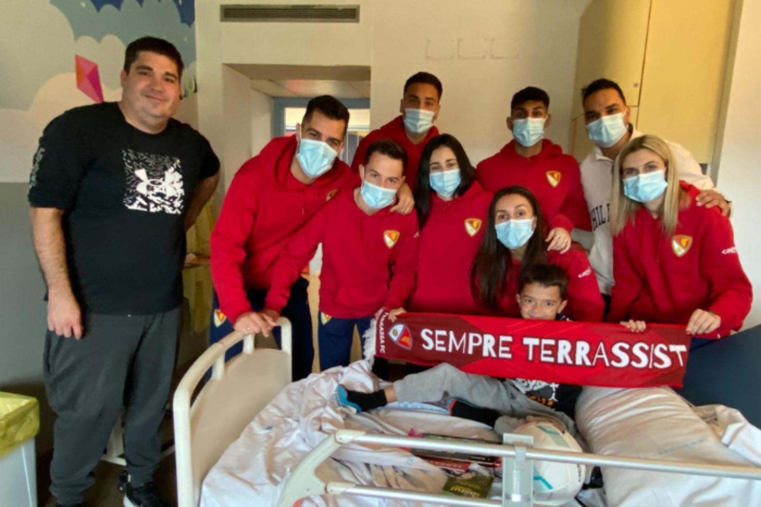 El Terrassa FC portar regals als nens ingressats a l'Hospital de Terrassa | CST