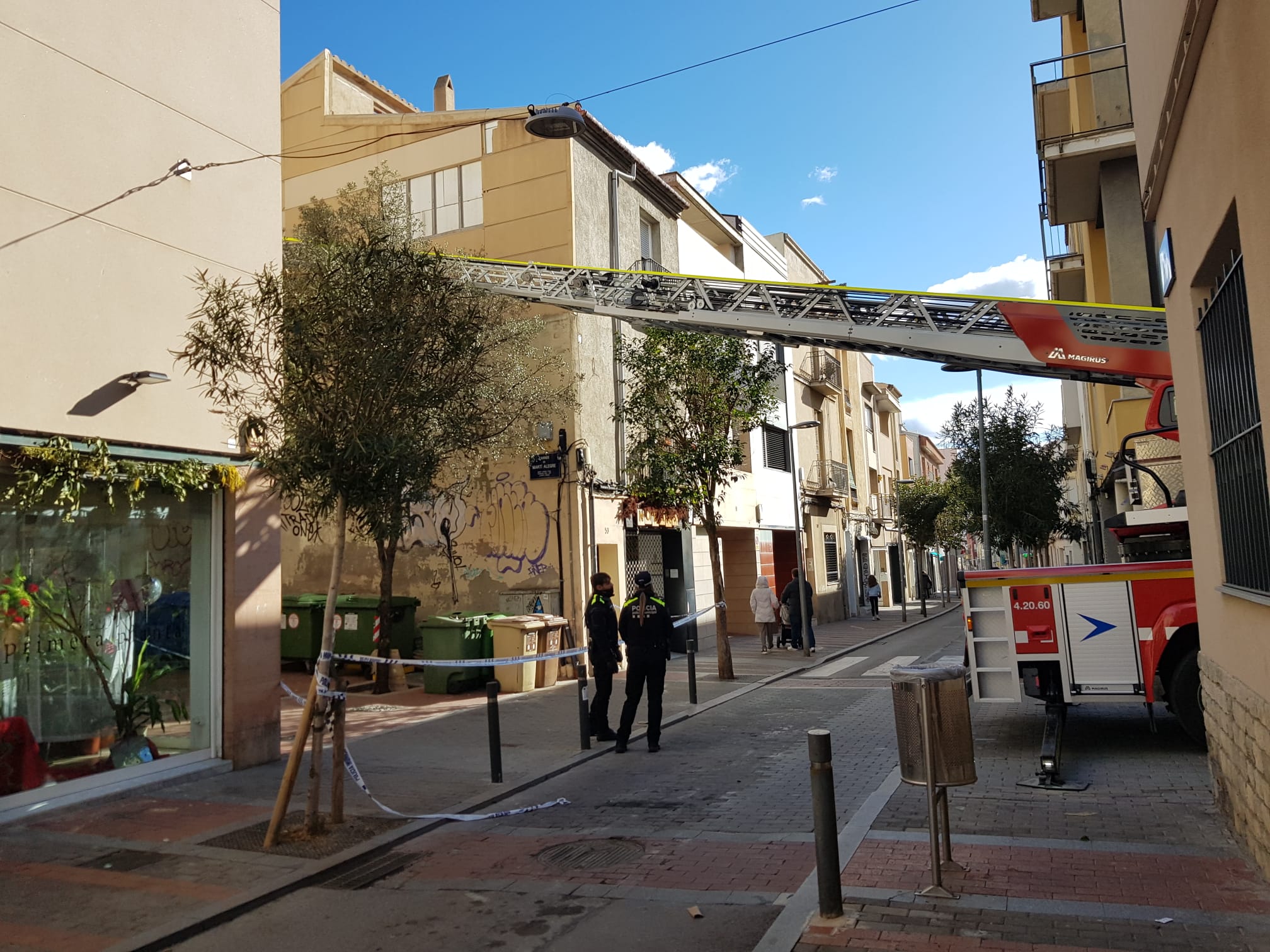 Actuació dels bombers per sanejar una façana | Lluïsa Tarrida