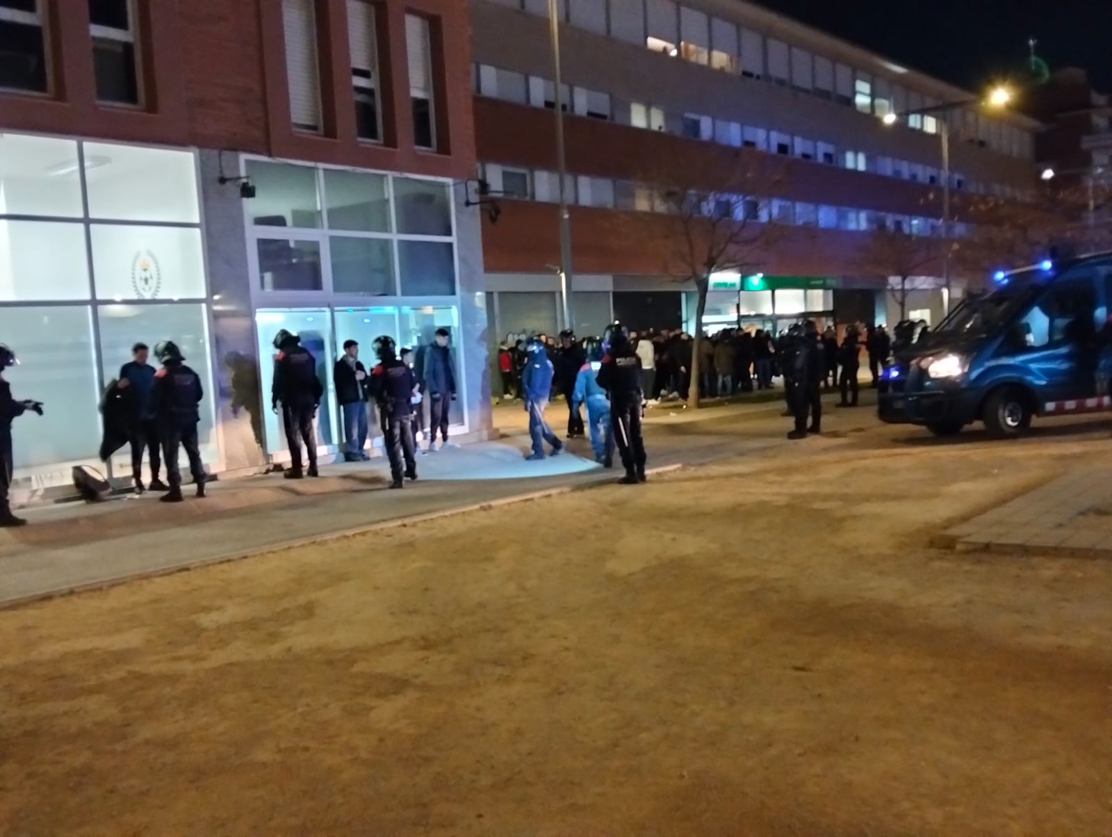 Dispositiu dels Mossos d'Esquadra als voltants de l'Estadi Olímpic | Cedida