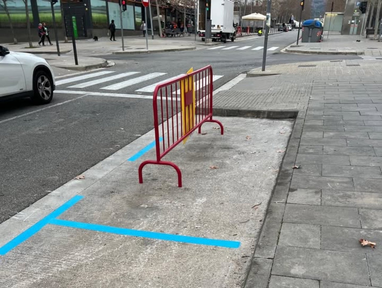 Aparcament de zona blava a l'avinguda del Parlament | Meritxell Franco