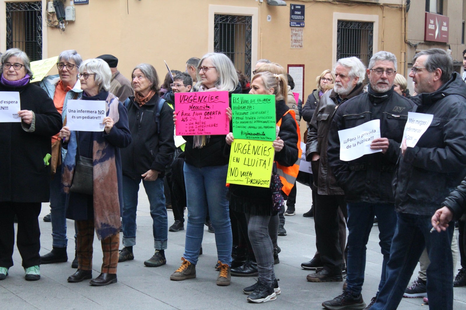 Protesta davant de l'Ajuntament de Terrassa del grup local de Marea Blanca al febrer passat en defensa de la sanitat pública | Lucía Rivera