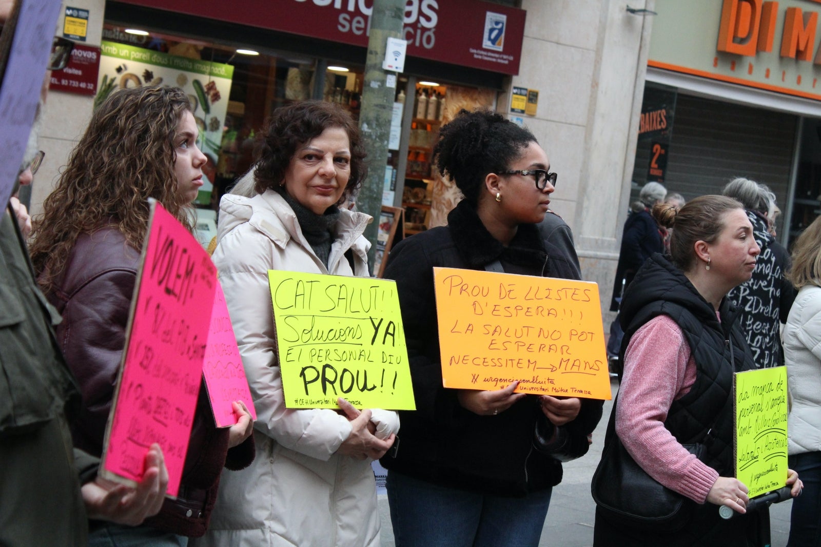 Marea Blanca - Plataforma en defensa de la sanidad pública en Terrassa ha realizado este martes una protesta en el Raval de Montserrat para recordar que 'la sanidad es un derecho, no un negocio', y en la que se ha pedido la dimisión de la consejera Olga Pané | Lucia Rivera