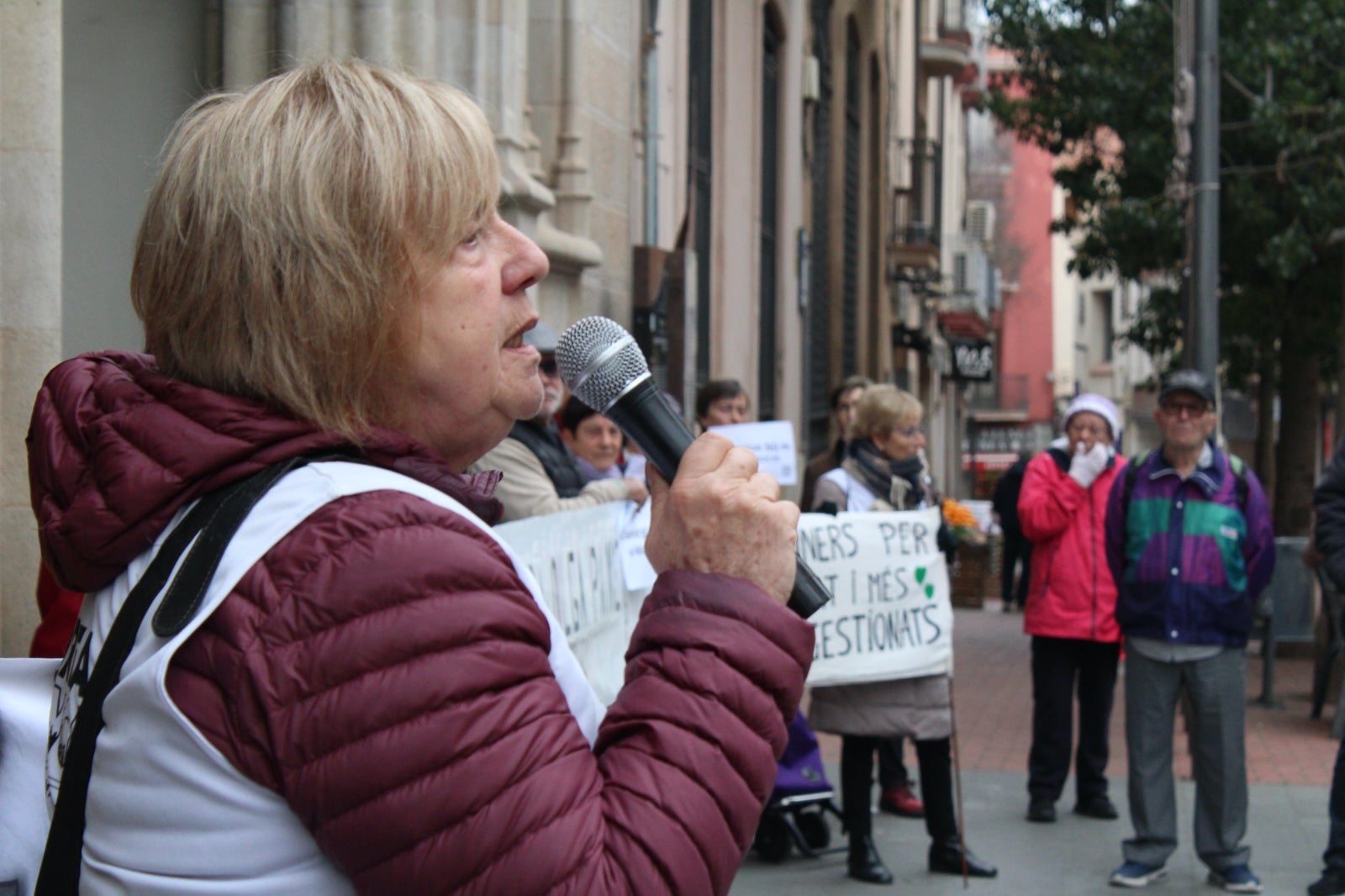 Marea Blanca - Plataforma en defensa de la sanitat pública a Terrassa ha realitzat aquest dimarts una protesta al Raval de Montserrat per recordar que 'la sanitat és un dret, no un negoci', i en la qual s'ha demanat la dimissió de la consellera Olga Pané | Lucia Rivera