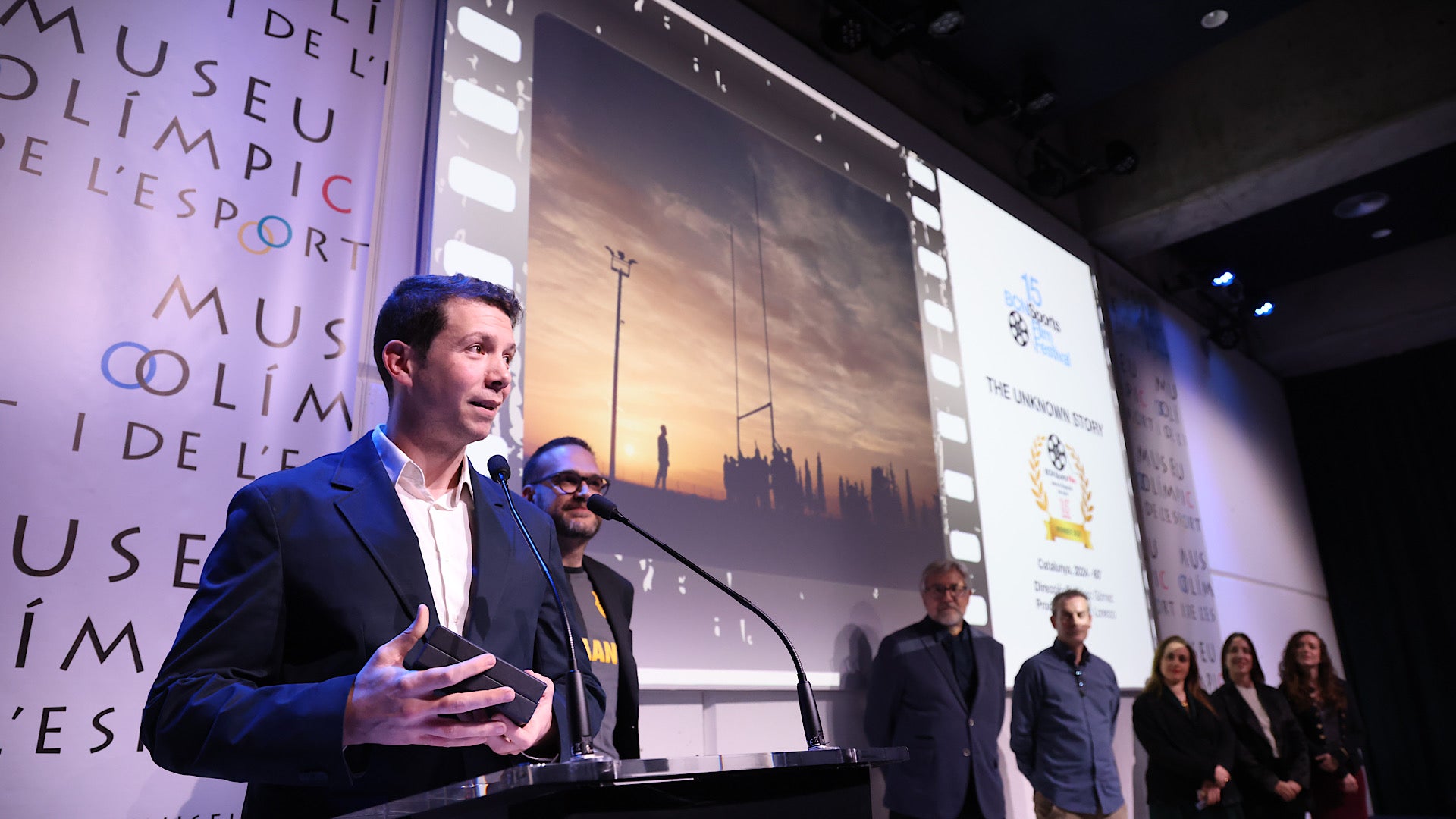 El director Francesc Gómez i el productor Simón Lorenzo reben el Premi de la mà del Jurat al Festival BCN Sports Film | Kaito Films