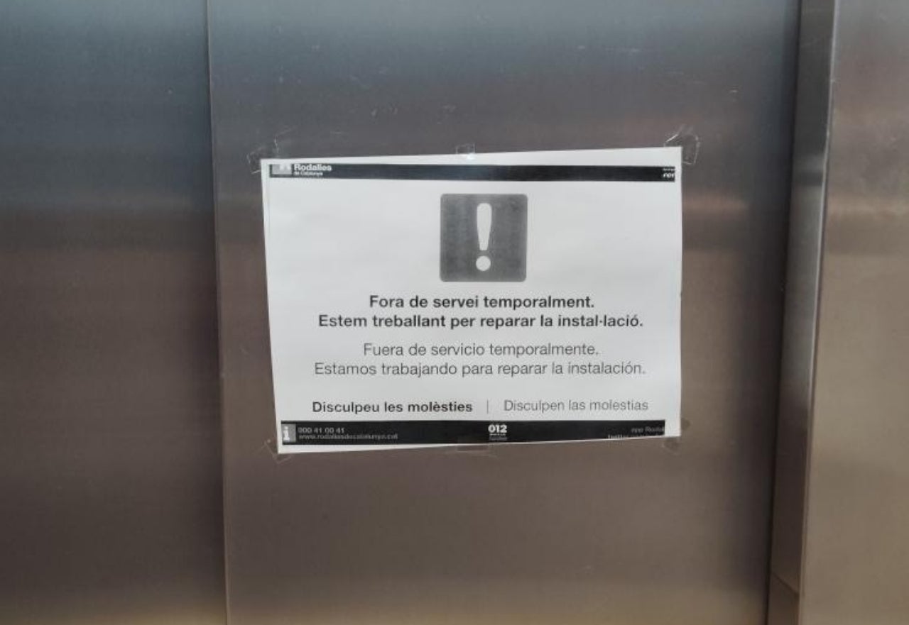 Cartell on s'indica que l'ascensor no funciona | N.A.