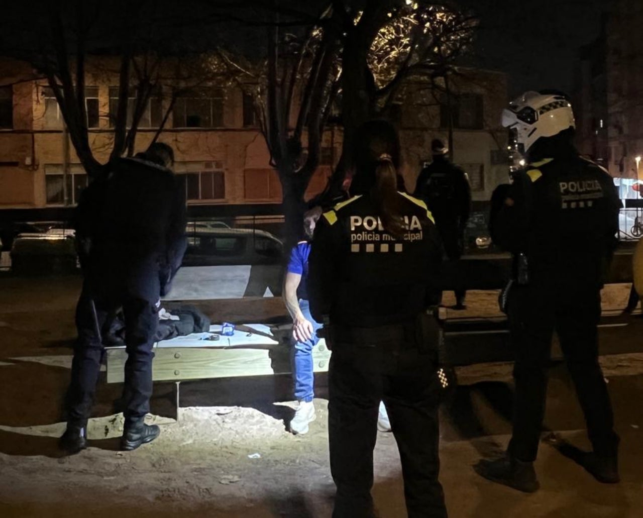 Operatiu policial a les places de La Maurina de Terrassa | Policia Municipal de Terrassa