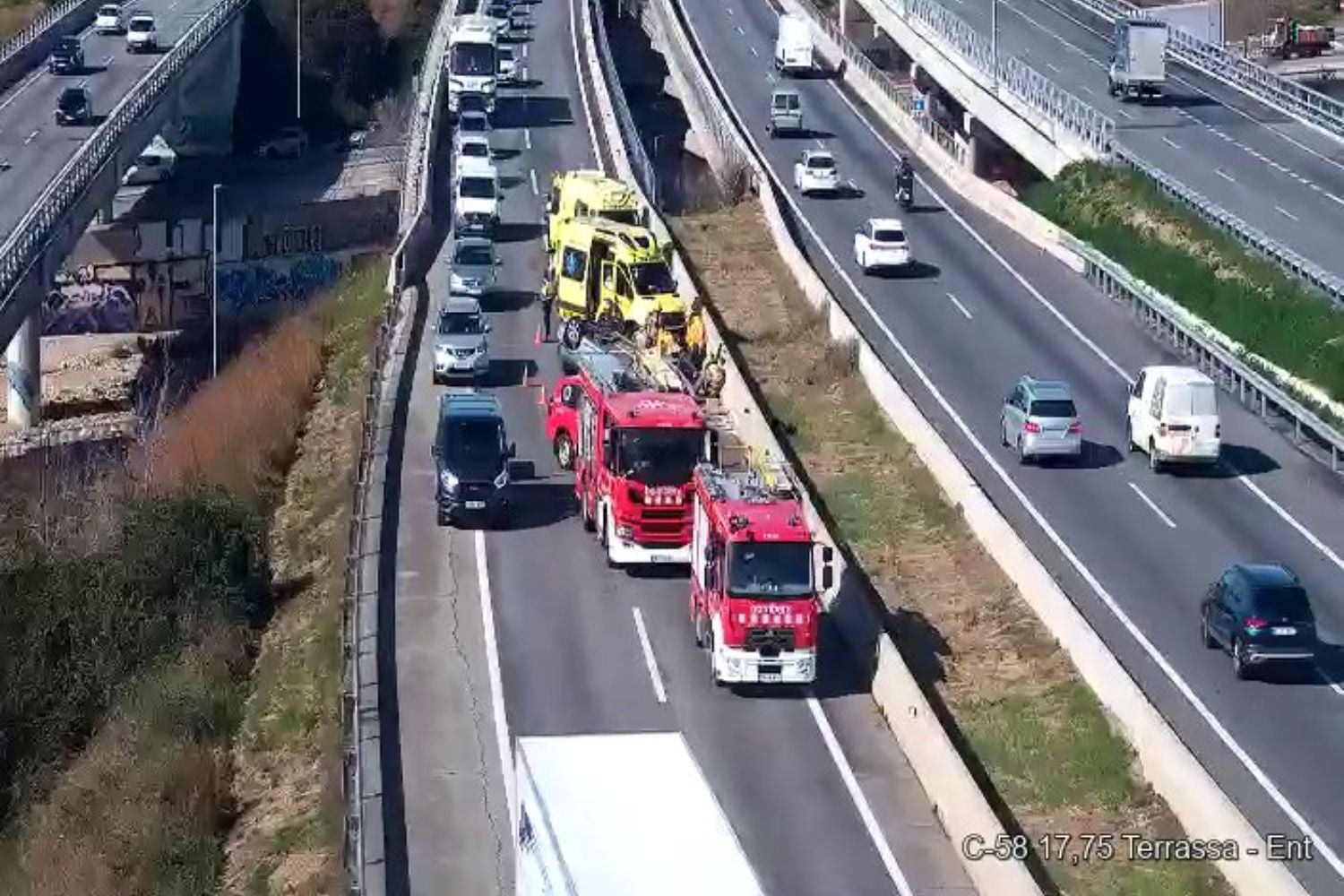 Un xoc entre dos vehicles deixa un turisme bolcat a la C-58 a Terrassa | Servei Català de Trànsit

