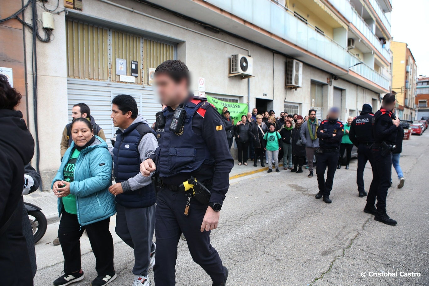 La família Céspedes-Pairo, un matrimoni amb dos fills, que el febrer del 2025 van aconseguir que s'aturès provisionalment el seu desnonament al carrer Ter, del barri de Can Palet de Terrassa | Cristóbal Castro