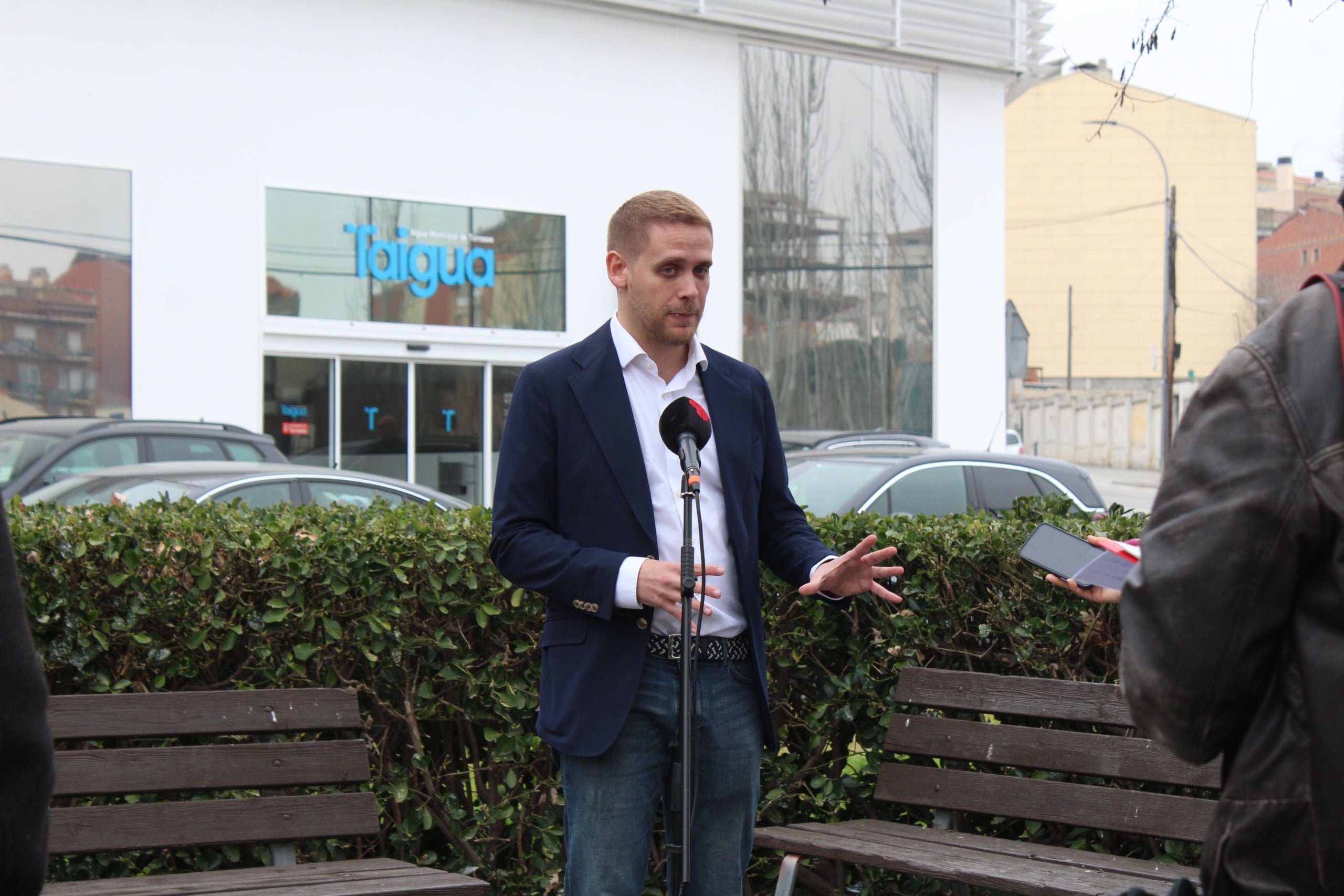 El regidor socialista Javier García davant de la seu de l'empresa municipal Taigua el febrer passat | Lucía Rivera