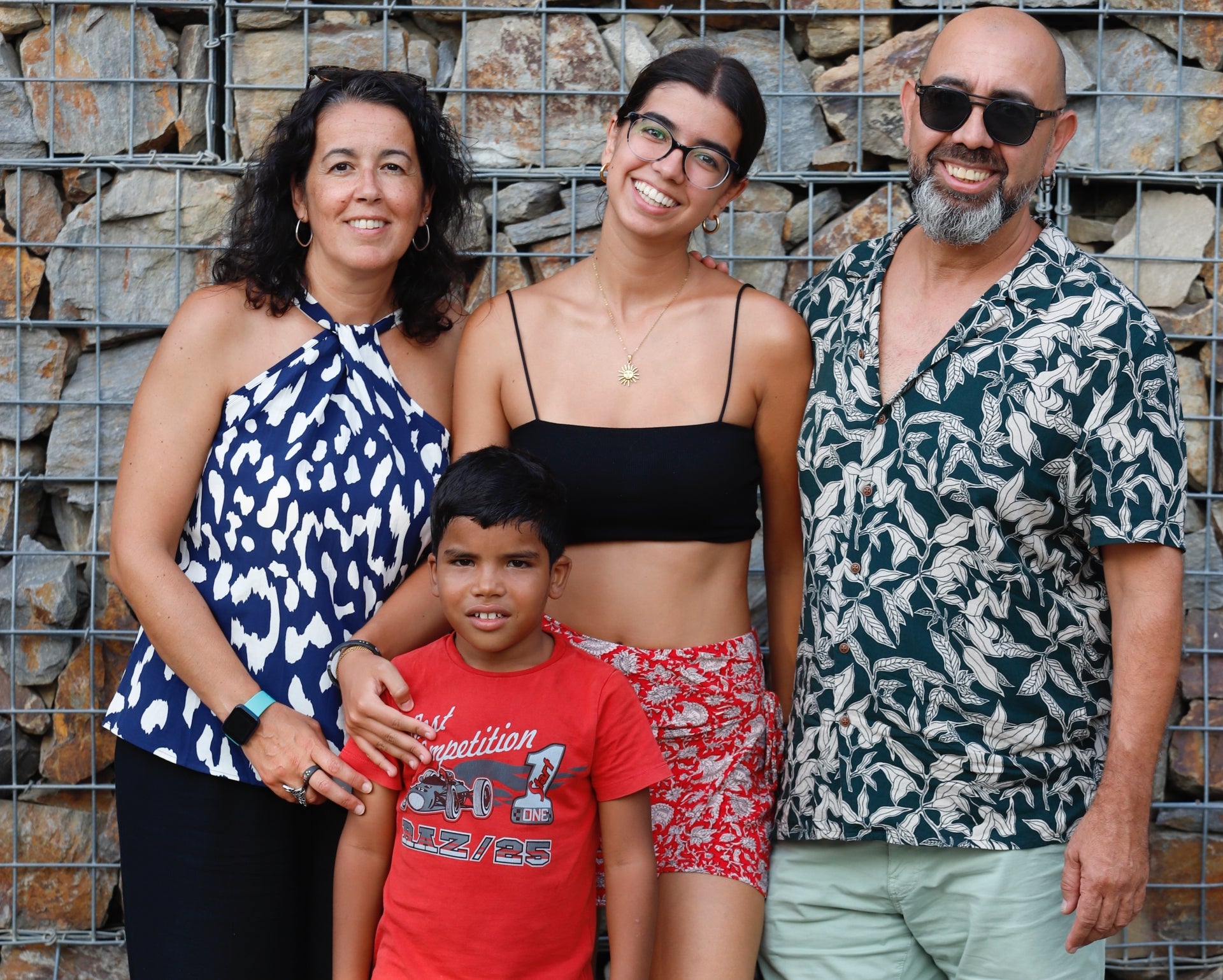 Júlia Cuéllar amb la seva família i un dels nens sahrauís d'acollida | Ins Mont Perdut