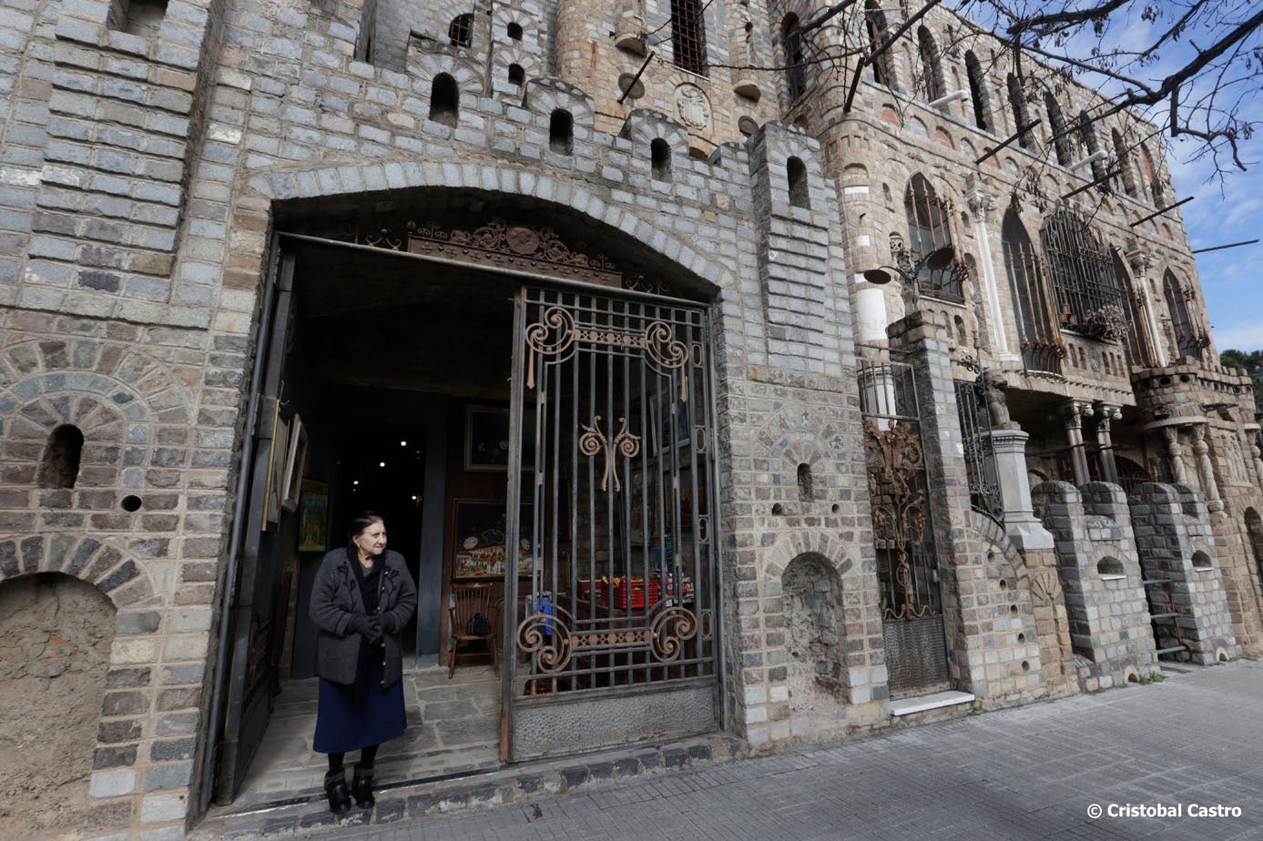 En el Castell de les Fonts hi viu la Trinidad, on cada cap de setmana munta un mercadal | Cristóbal Castro