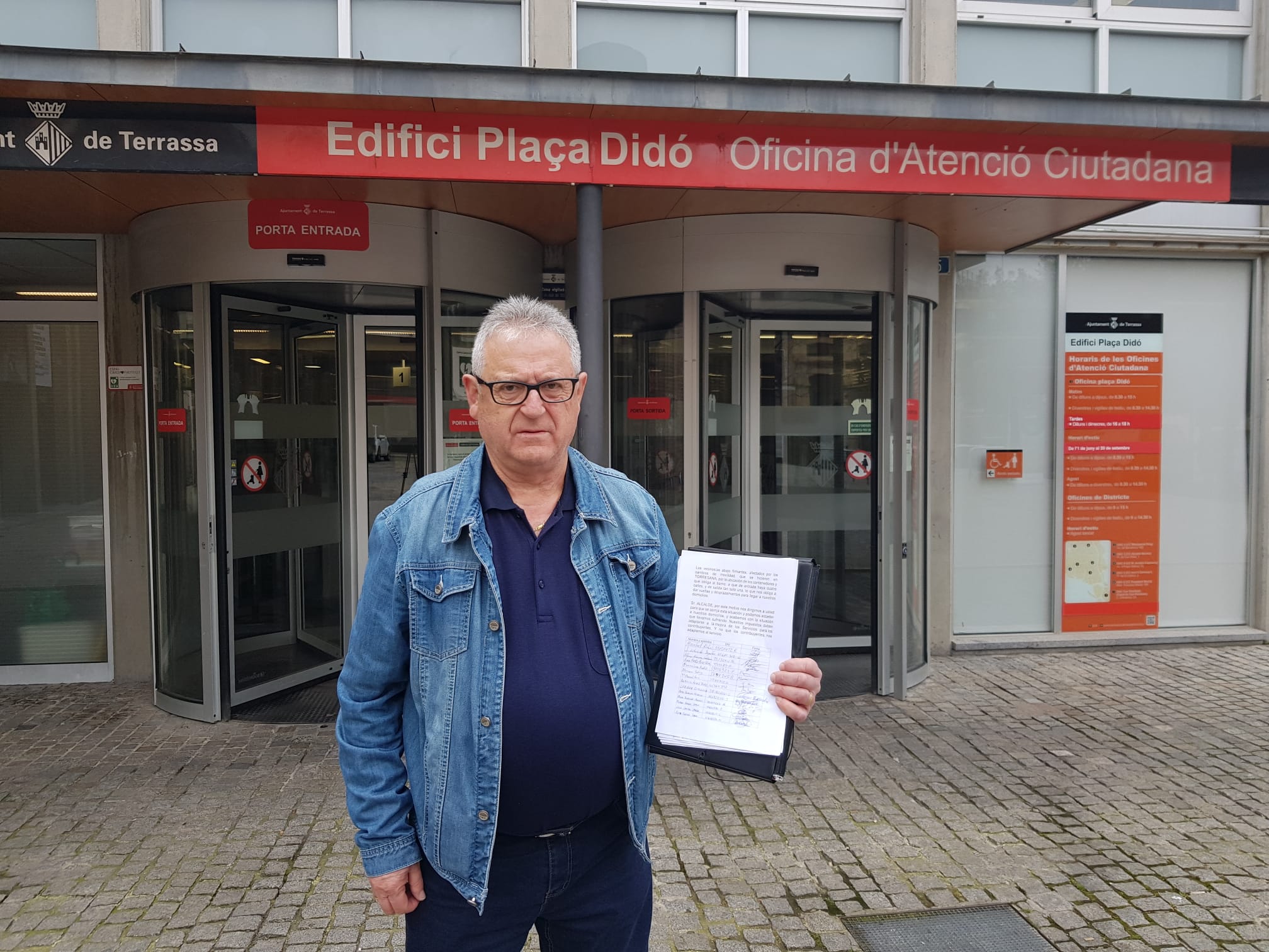 Antonio López amb el paquet de signatures recollides per canviar la mobilitat a Torre-sana | Lluïsa Tarrida