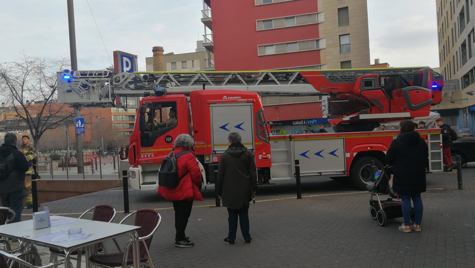 Intervención de los bomberos en la plaza Nova de Terrassa | F.T.
