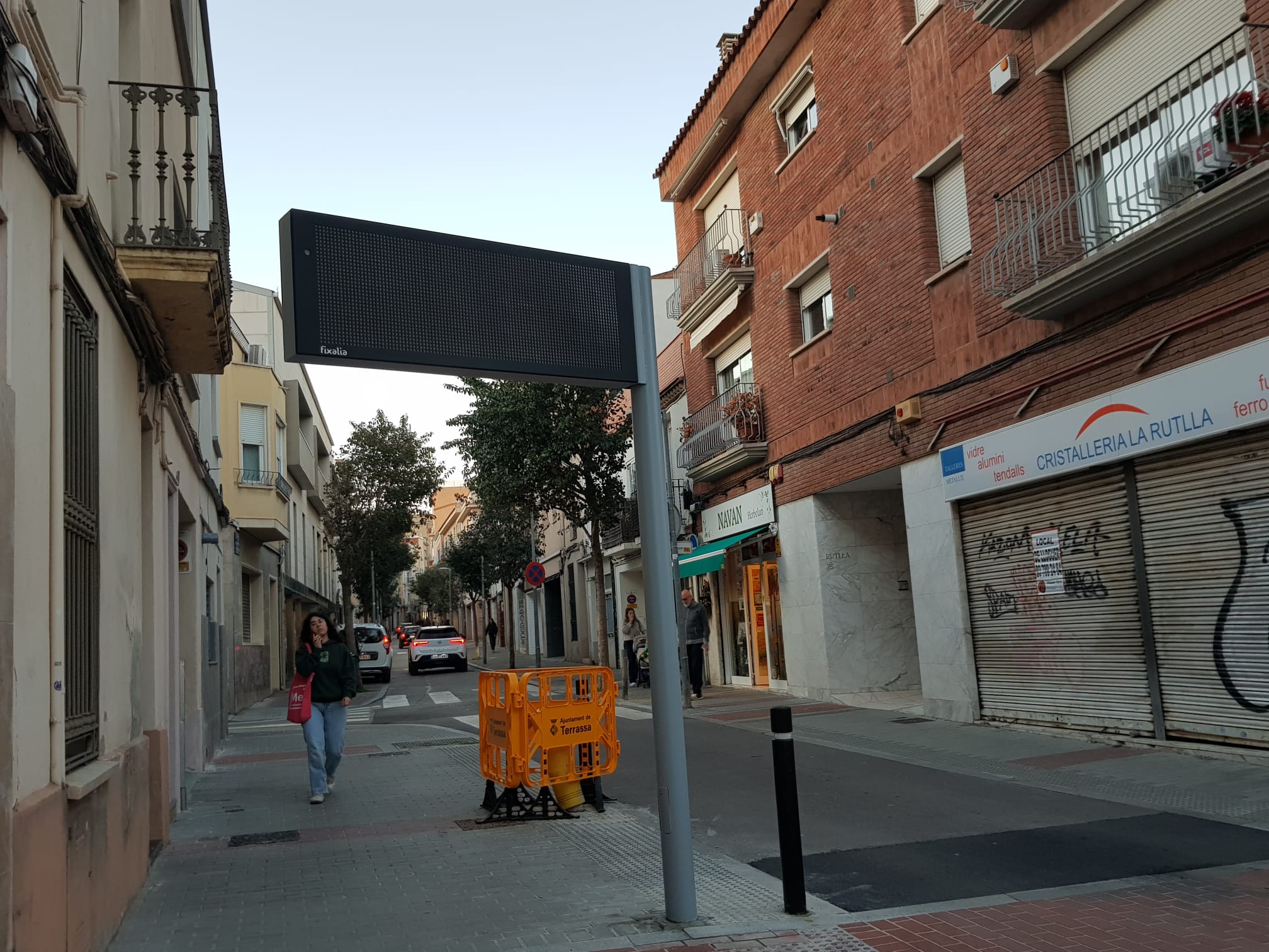 El nou panell electrònic posat per Bon Preu per informar sobre l'aforament del pàrquing | Lluïsa Tarrida