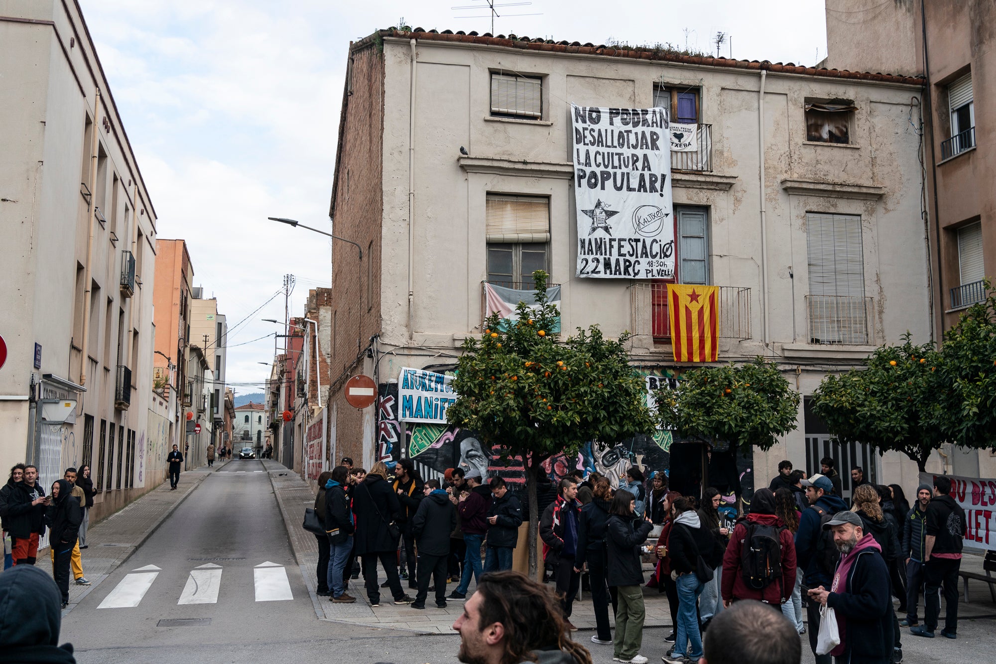 Aquest dimarts, dia 25 de març, s’ha produït el desallotjament del Kasalet i del Kalitxet a Terrassa. Hi ha hagut un amplíssim dispositiu dels Mossos d’Esquadra, que ha bloquejat el pas de vianants i vehicles durant més de dues hores la zona de la placeta de la Creu Gran, en ple Centre de la ciutat. Els membres dels centres okupats han ofert una resistència passiva, col·locant-se davant de les portes d’accés i obligant als agents a arrencar-los un a un. Finalment, han pogut rebentar les dues portes i entrar als edificis, i s’han identificat sis persones.