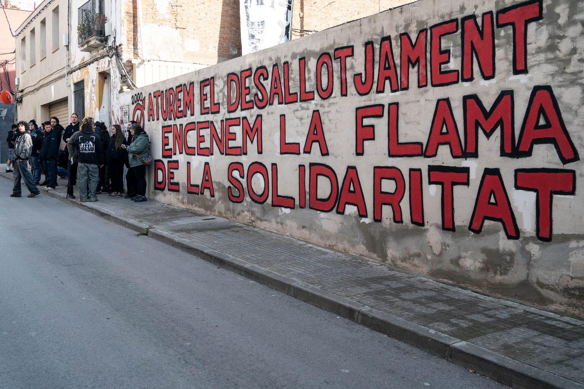 Aquest dimarts, dia 25 de març, s’ha produït el desallotjament del Kasalet i del Kalitxet a Terrassa. Hi ha hagut un amplíssim dispositiu dels Mossos d’Esquadra, que ha bloquejat el pas de vianants i vehicles durant més de dues hores la zona de la placeta de la Creu Gran, en ple Centre de la ciutat. Els membres dels centres okupats han ofert una resistència passiva, col·locant-se davant de les portes d’accés i obligant als agents a arrencar-los un a un. Finalment, han pogut rebentar les dues portes i entrar als edificis, i s’han identificat sis persones.