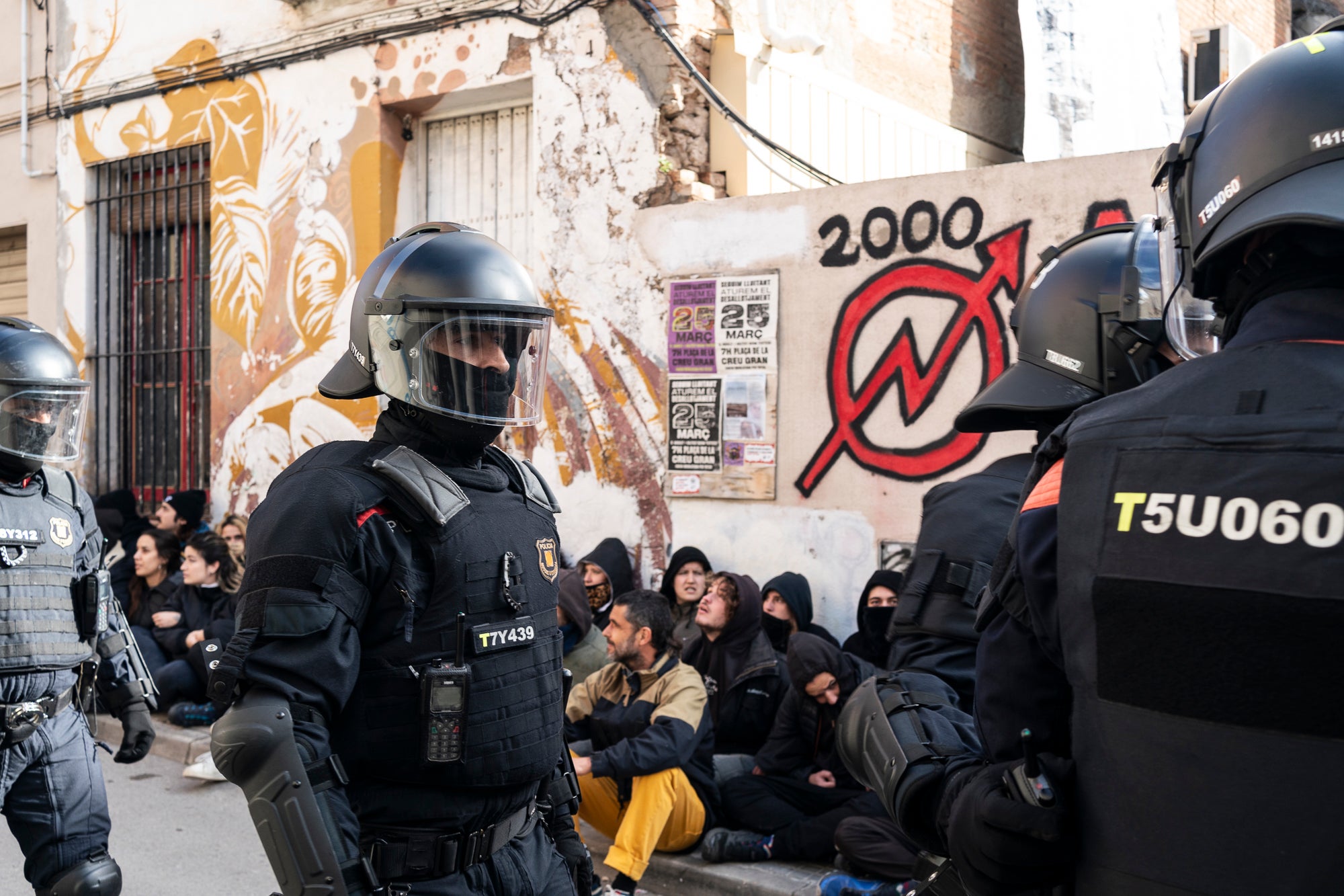 Aquest dimarts, dia 25 de març, s’ha produït el desallotjament del Kasalet i del Kalitxet a Terrassa. Hi ha hagut un amplíssim dispositiu dels Mossos d’Esquadra, que ha bloquejat el pas de vianants i vehicles durant més de dues hores la zona de la placeta de la Creu Gran, en ple Centre de la ciutat. Els membres dels centres okupats han ofert una resistència passiva, col·locant-se davant de les portes d’accés i obligant als agents a arrencar-los un a un. Finalment, han pogut rebentar les dues portes i entrar als edificis, i s’han identificat sis persones.